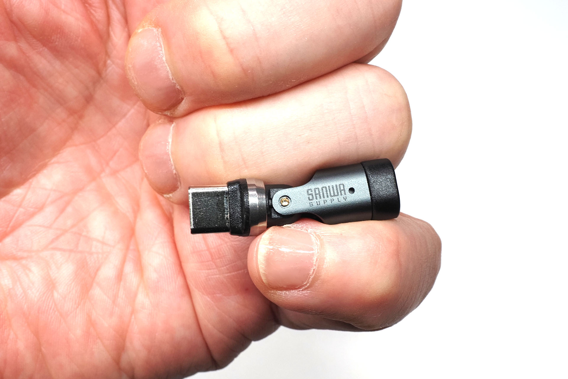 USB-C方向変換コネクター「500-USB095」のサイズは約幅1.07×長さ3.68cm。重さは約3.5g。ちっさ！