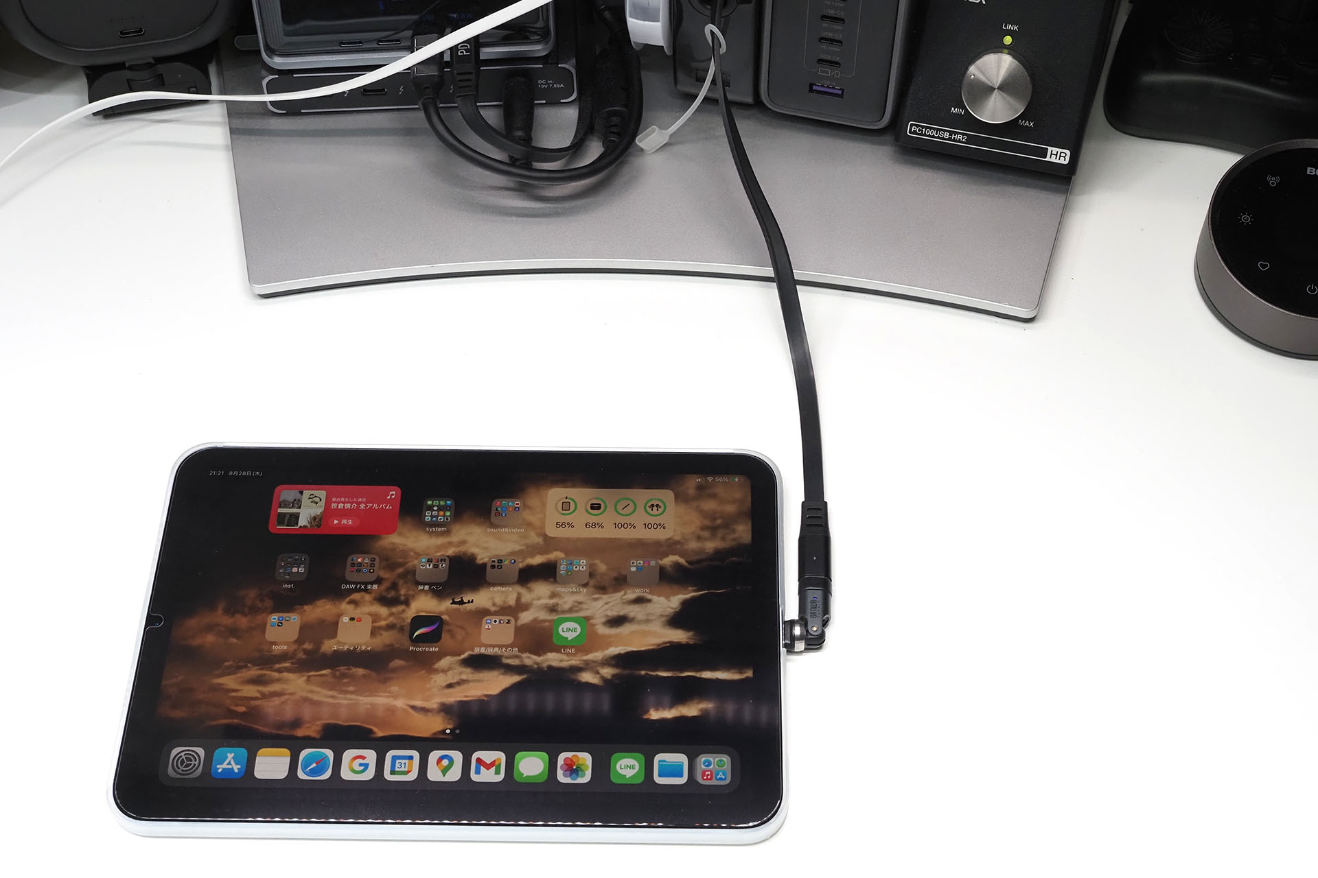 USB-C方向変換コネクターを使用しての充電。ケーブルの出っ張りが最小限に抑えられた。ケーブルがムダなく最短距離で充電器につながった。