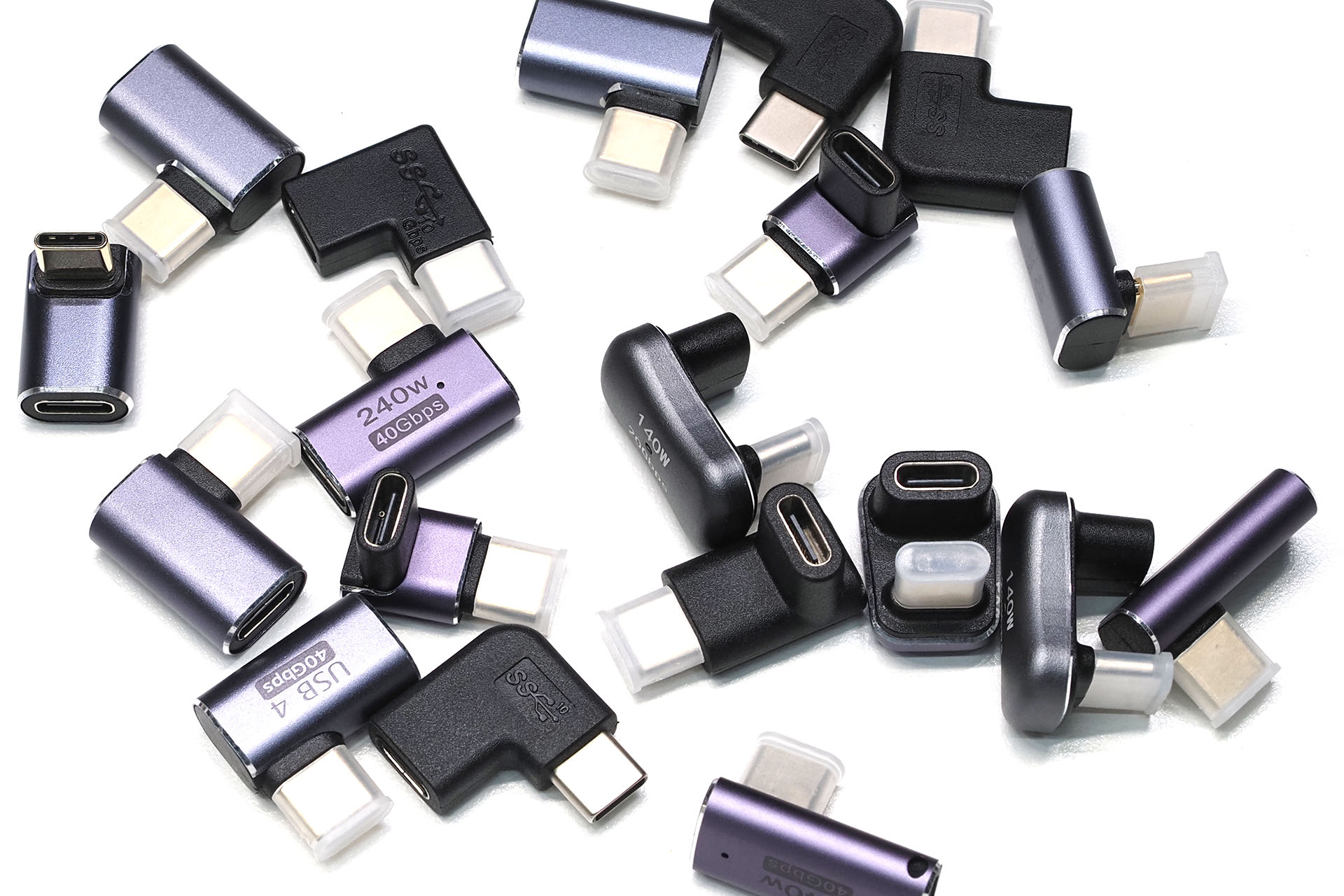 USB-Cケーブル端のコネクターの向きを変えるのに使う方向固定式USB-C方向変換コネクター各種。同じ形状のものがカブっているのは、こういうのは3個とか4個とかセットで売られていることが多いのと、1個買うよりそういうセットのほうが安かったりするからだョ！