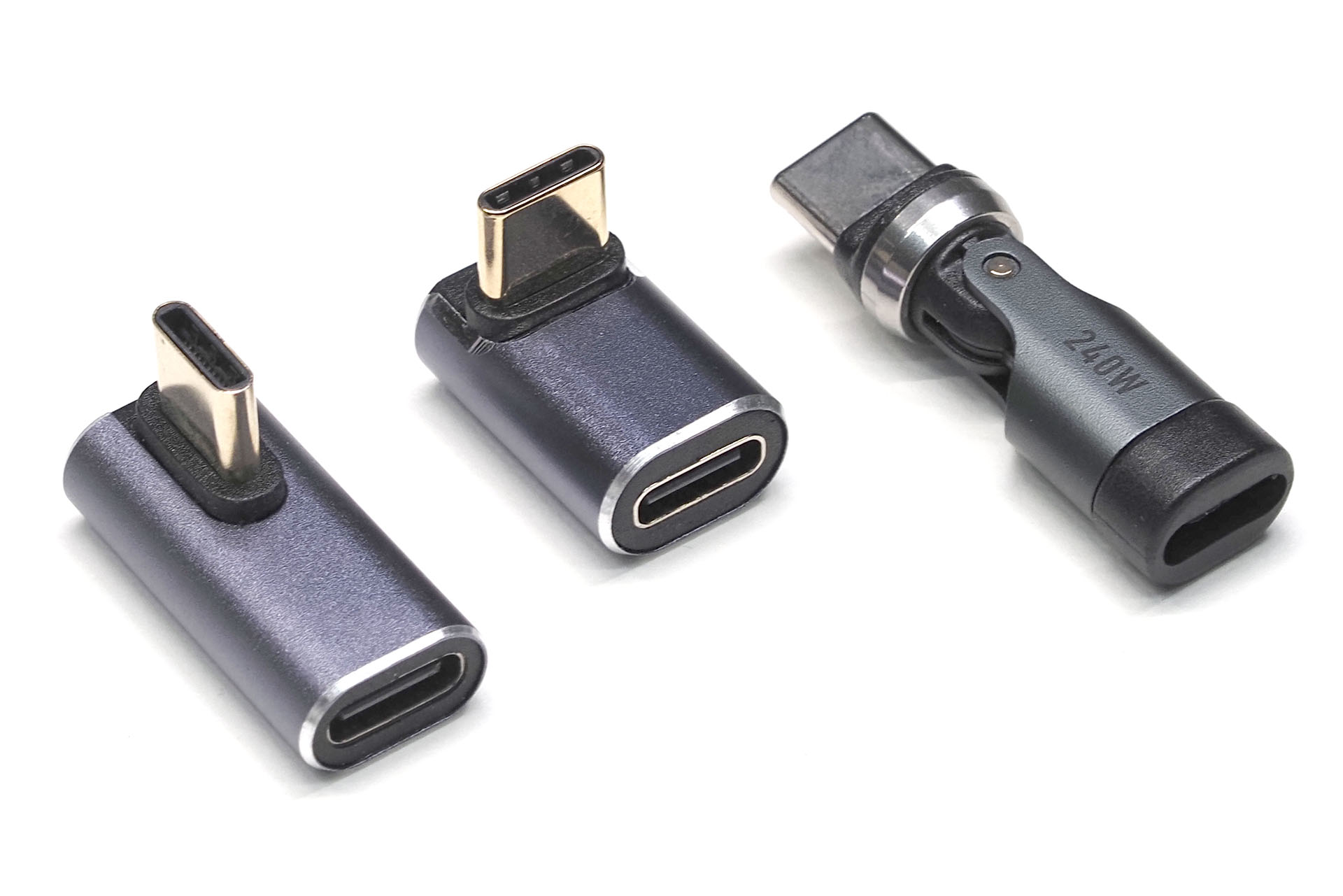 ファイブフォーティー！　なUSB-C方向変換コネクターだが、構造上、写真のような方向固定式USB-C方向変換コネクターの「マネ」はできない。ただ、ファイブフォーティー！　なUSB-C方向変換コネクターを2個組み合わせれば「マネ」できるが、サイズ的に大きくなってしまう。