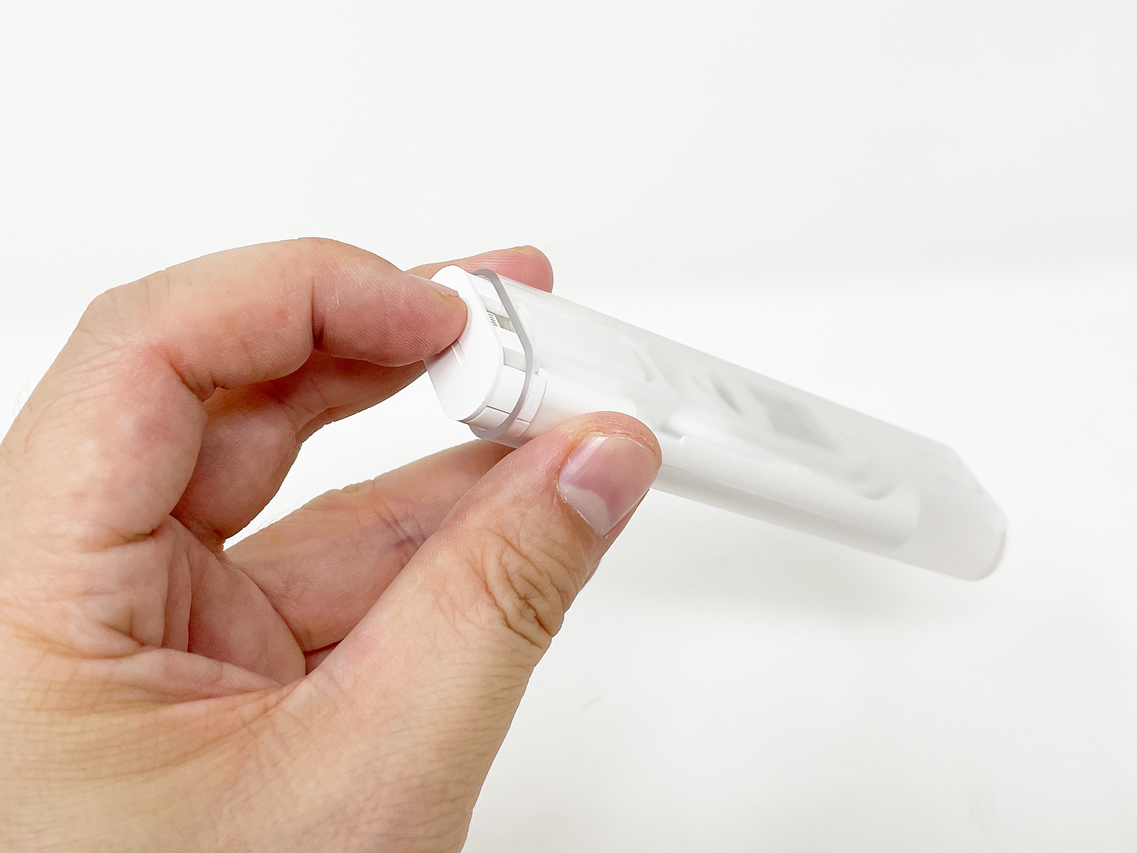 端っこを少し押し込むと、中の収納ケースが出てきます。