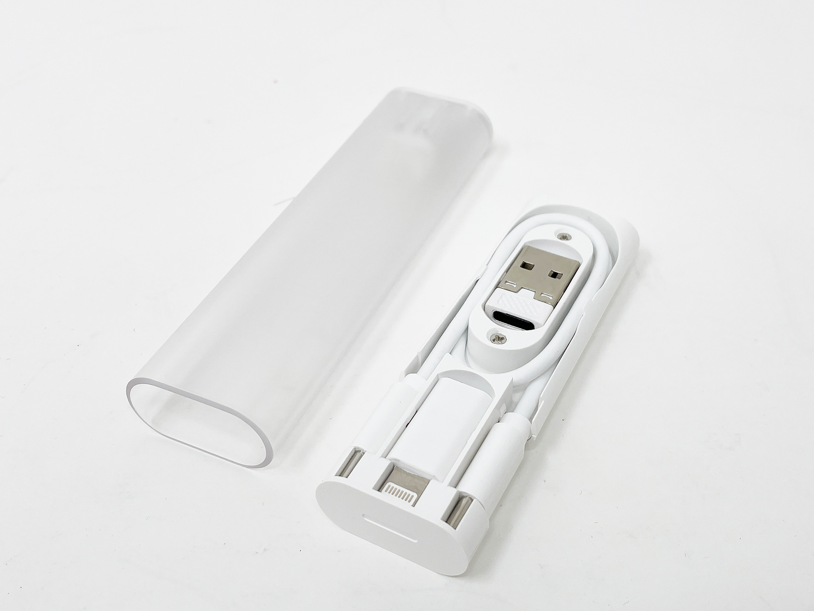 ケーブルやアダプター類がコンパクトに収納されています。