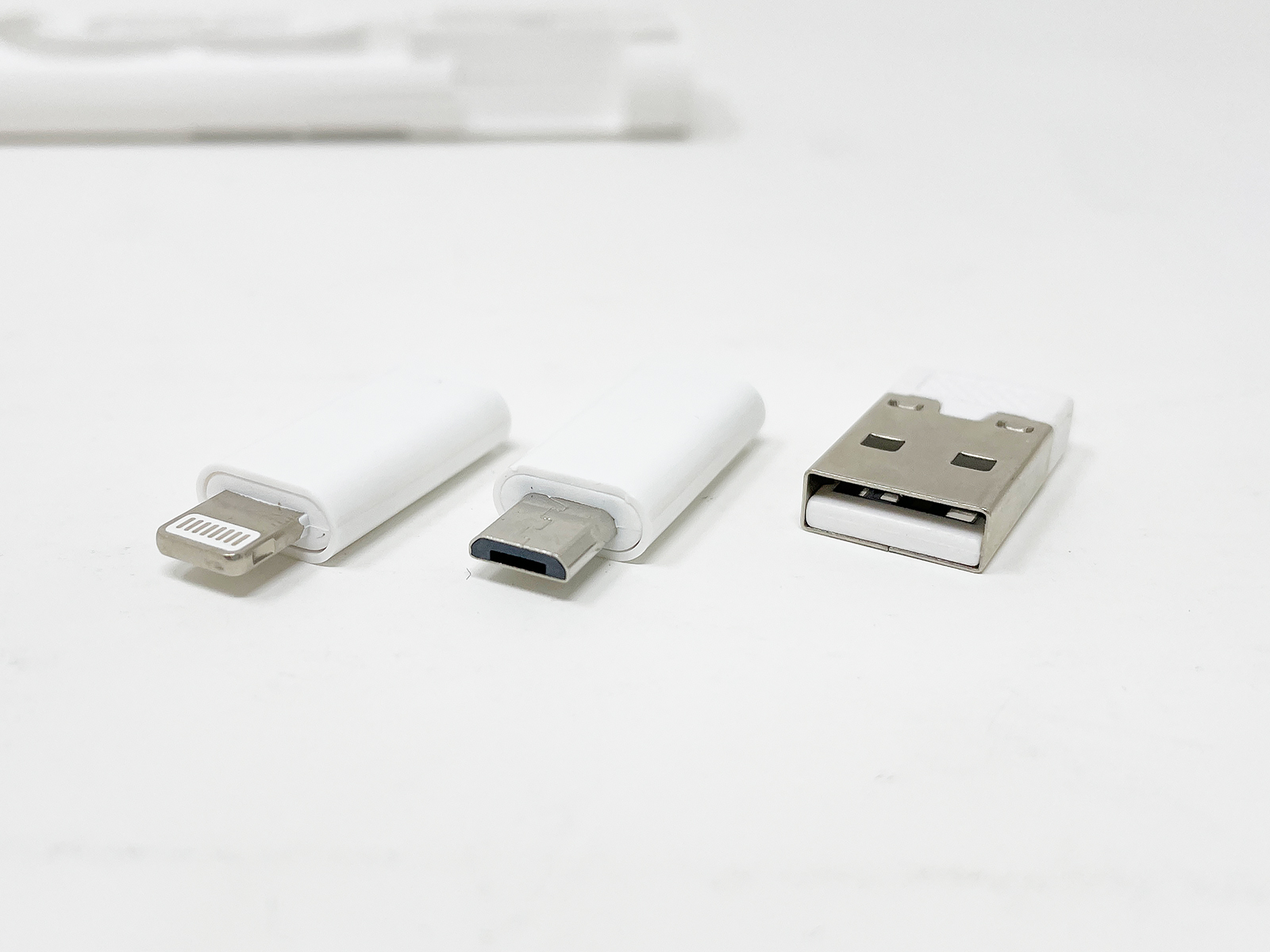 Lightning端子、MicroUSB端子、USB Type-A端子に変換するアダプターが内蔵されています。