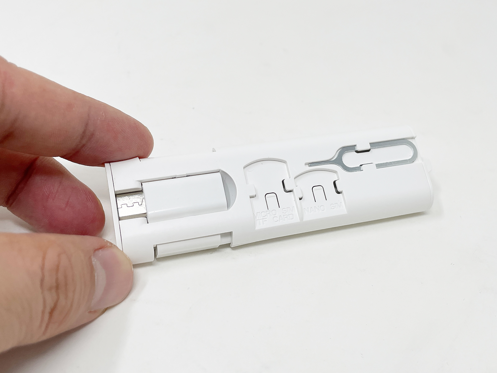 ケースの背面にSIMカード、Nano SIMカードを収納できるスロットがあり、SIMカード取り外し用のピンも付属しています。