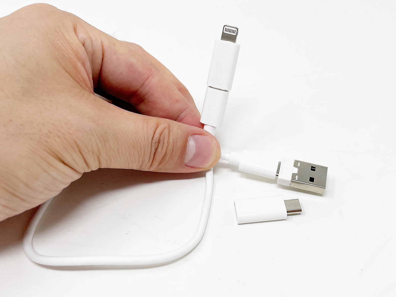 アダプターをケーブルの両端に付け替えて使用します。