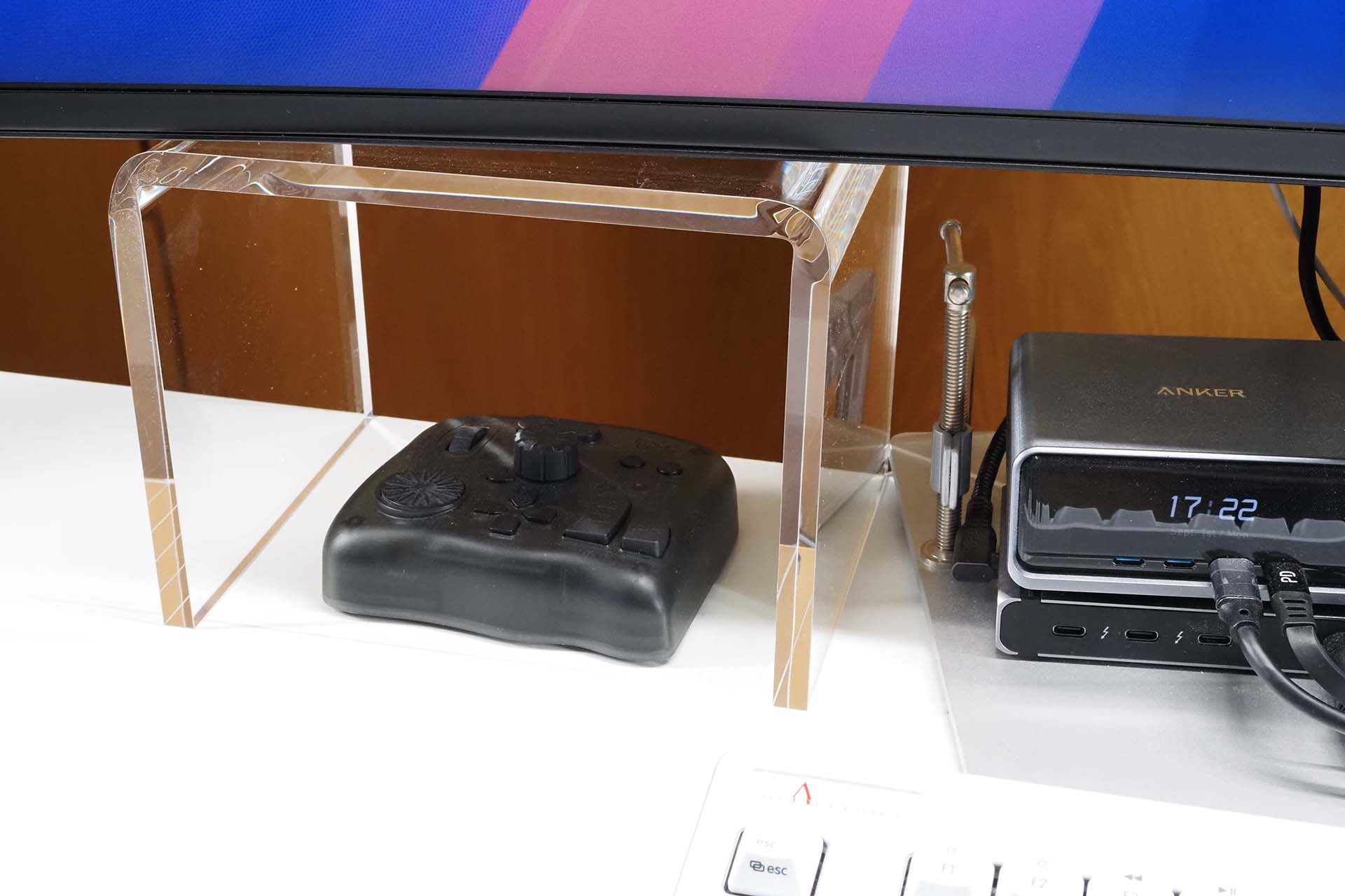 机上に出ているデバイスの定位置とすると、なんか落ち着く。