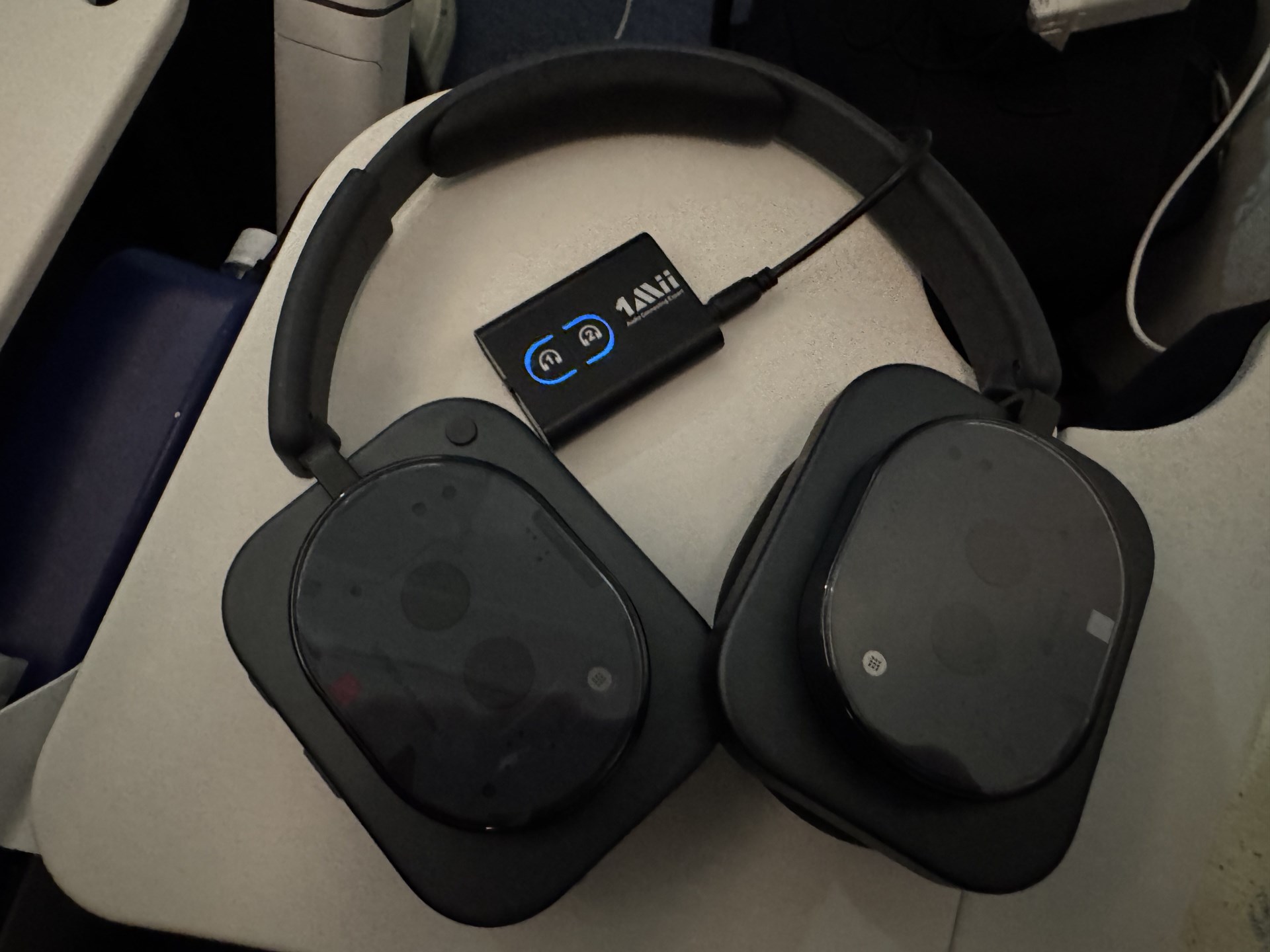 座席のイヤホンジャックにBluetoothトランスミッターをつなげて、機内エンターテイメントサービスをワイヤレスで聞けるようにしました