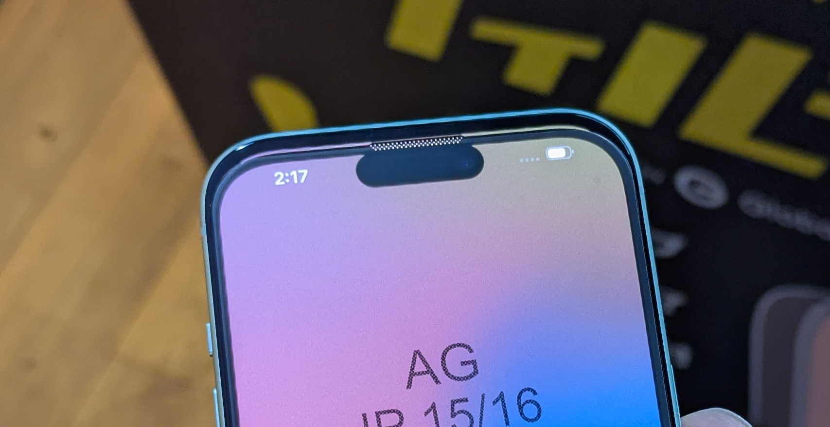 iPhoneのフレーム部分と、フィルムのフレーム部分の間にズレのスキマができて光が漏れている……。