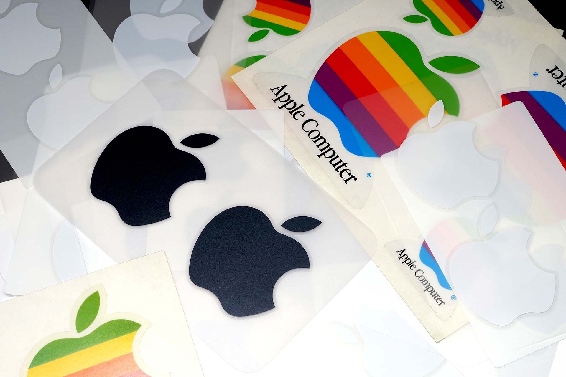 手持ちのAppleシールたくさん。数えてみたら58シートあった。1シートに2枚の林檎マークシールがあるものも多いので、全部で100以上の林檎マークシールがあるかもしれない。