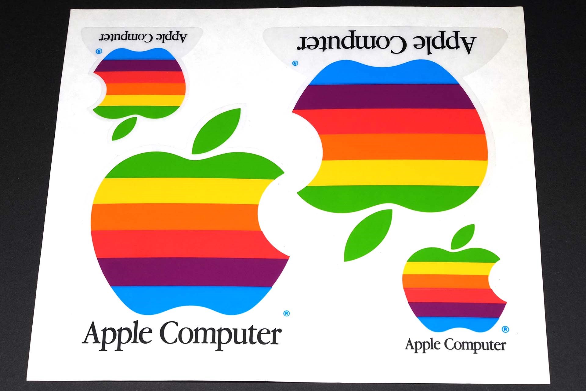 現在では見ることが少なくなった古のAppleシール。いまとなってはスゲくレトロなデザインと言えよう。