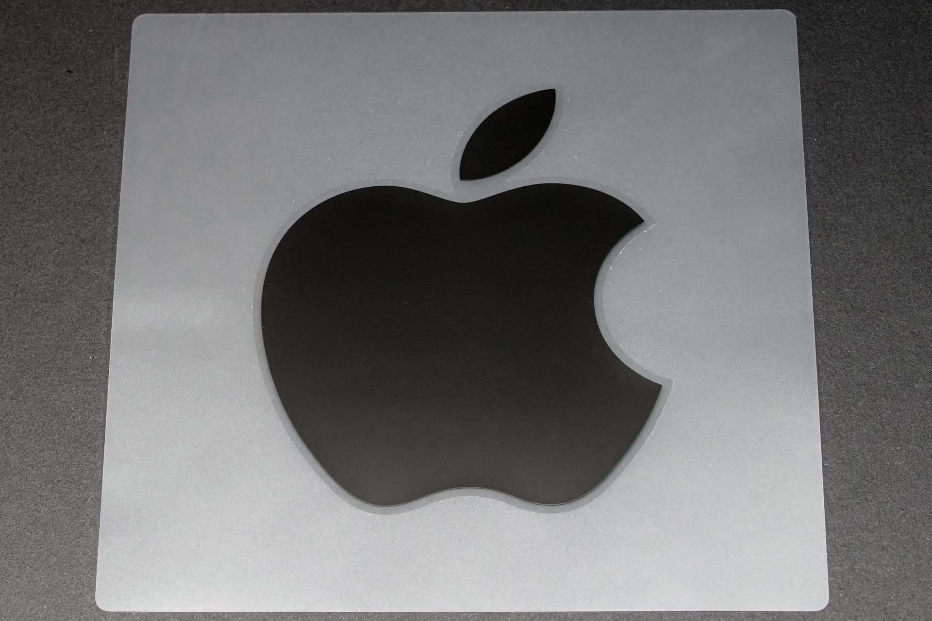 つい最近までのAppleシールは白だったりしたが、20世紀最後のころは黒林檎のAppleシールだった……ような記憶がある。