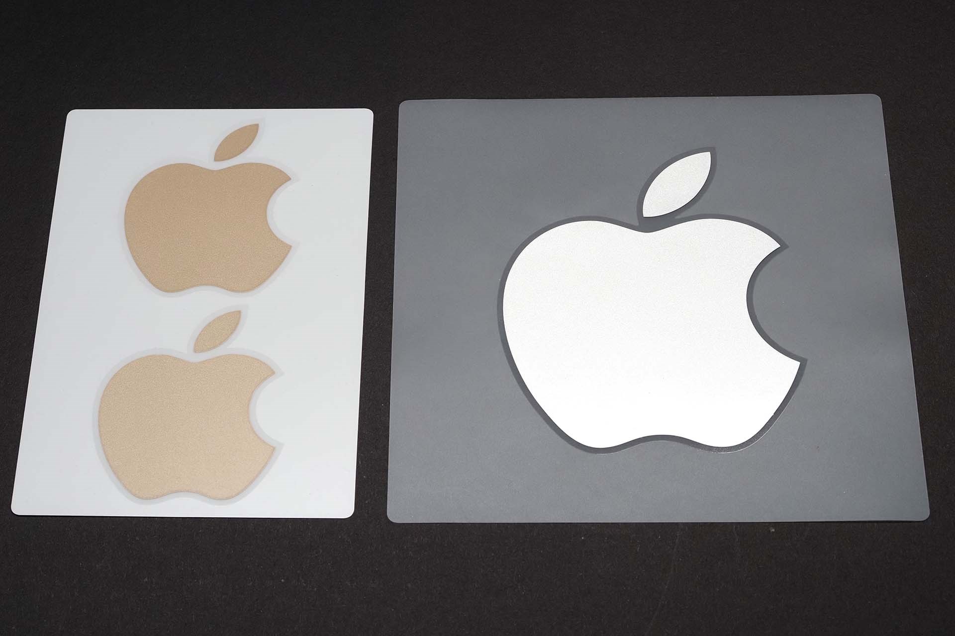 写真だとわかりにくいが、金色や銀色のAppleシールもあった。ほかのAppleシールは、虹色、白、黒ばかり。金色や銀色のAppleシール、何に同梱されていたものだろう？　調べてみたがわからなかった。