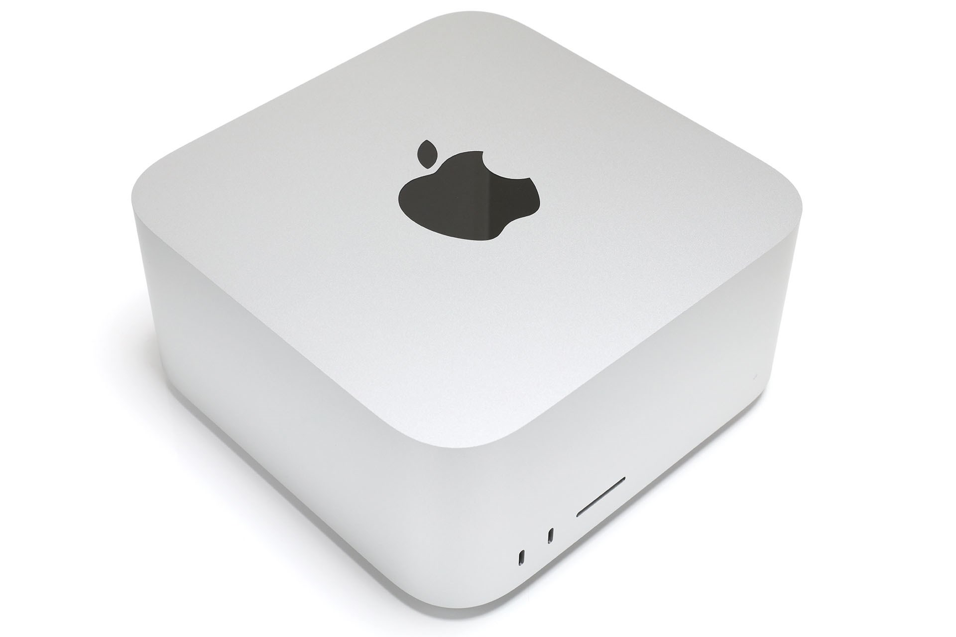 初めて買ったMac（Macintoshコンピュータ）は1989年9月発売の「Macintosh IIci」。それから約35年で合計24台のMacを買っていた。MacBookも買ったわけだが、全部合わせて24台なので「案外少ないんだな」と感じた。写真は現在愛用中のMac Studio。