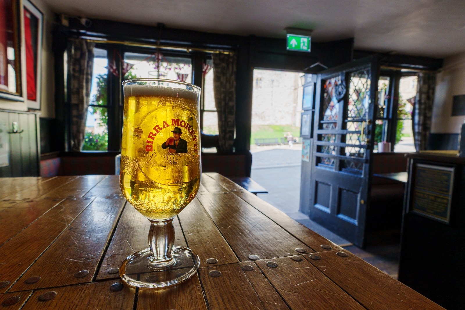 ウィンザーのパブで一杯。Revolutのカードをタッチして支払い