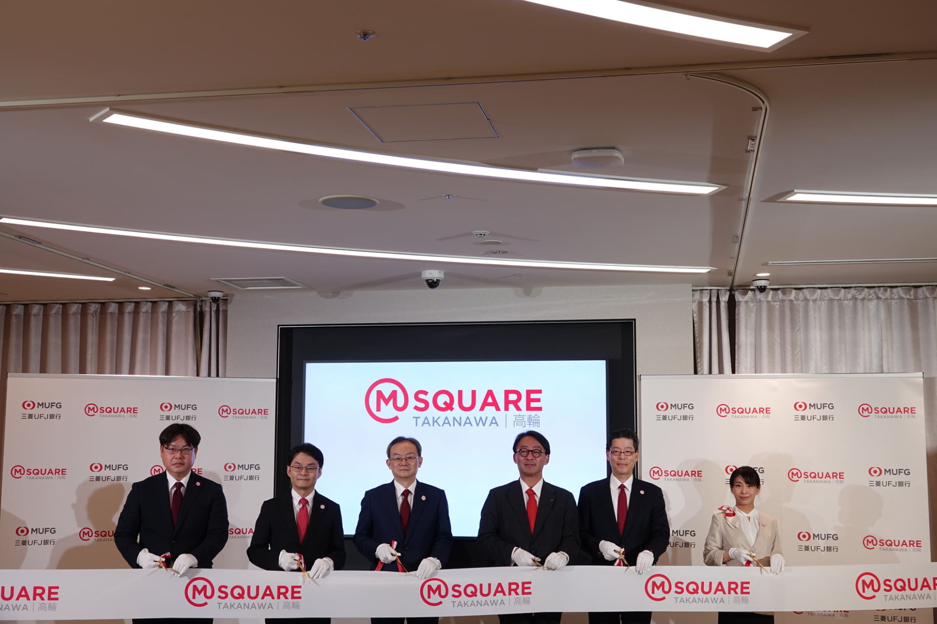 説明会ではテープカットも実施。左から、三菱UFJ銀行常務執行役員リテール・デジタル部門副部門長の向井理人氏、リテール・デジタル部門長の山本忠司氏、取締役頭取執行役員の半沢淳一氏、JR東日本代表取締役社長の喜㔟陽一氏、三菱UFJ銀行専務執行役員法人・ウェルスマネジメント部門副部門長の田中琢哉氏、品川駅前支店高輪出張所長の鏡美和氏