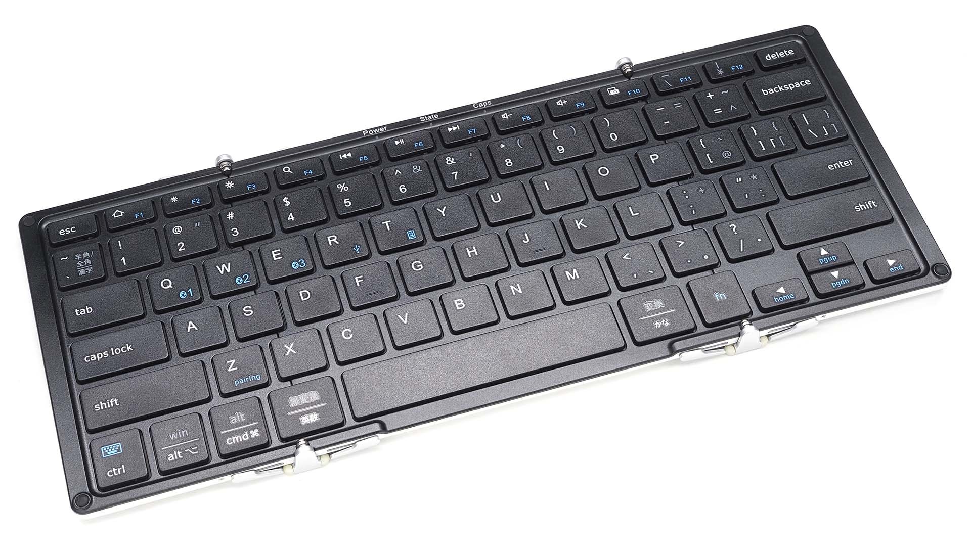 iClever「折りたたみ式キーボード IC-BK20se」は、Windows／macOS／Android／iOS／iPadOSに対応したキーボードで、端末とはBluetoothもしくはUSB（有線）で接続できる。キーピッチはほぼフルキーボードサイズで、キー配列は英語（US）。開いた状態の大きさは29.1×11.7×0.83cmで、重さは279g。