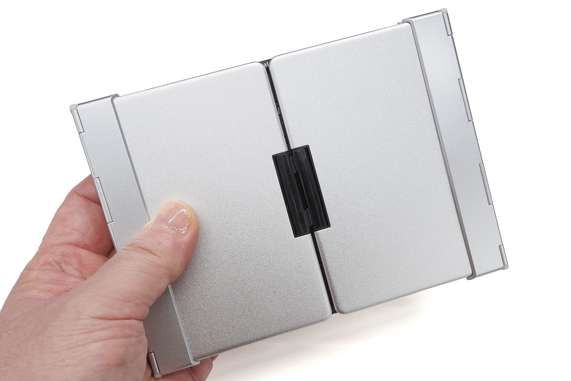 2つのヒンジにより折りたたむことができる。折りたたんだときの大きさは16.6×12×1.48cm。