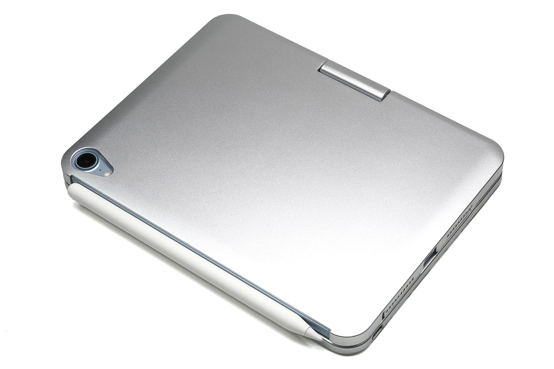 Apple Pencilをマグネット吸着したまま、ふたつ折りにできる。