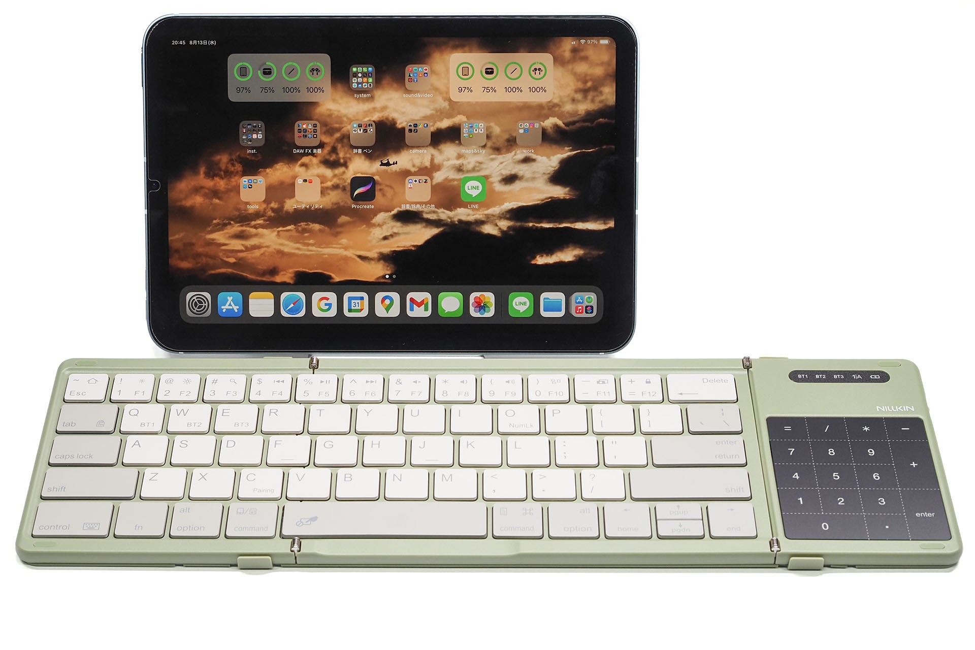 iPad miniと組み合わせて使っている様子。メーカー公称のキーピッチは19mmだが、実際に測ると18mm程度。「一般的なフルキーボードのキーピッチより僅かに狭い」という感じだが、十分なキーピッチがあるのでそこそこ打ちやすい。