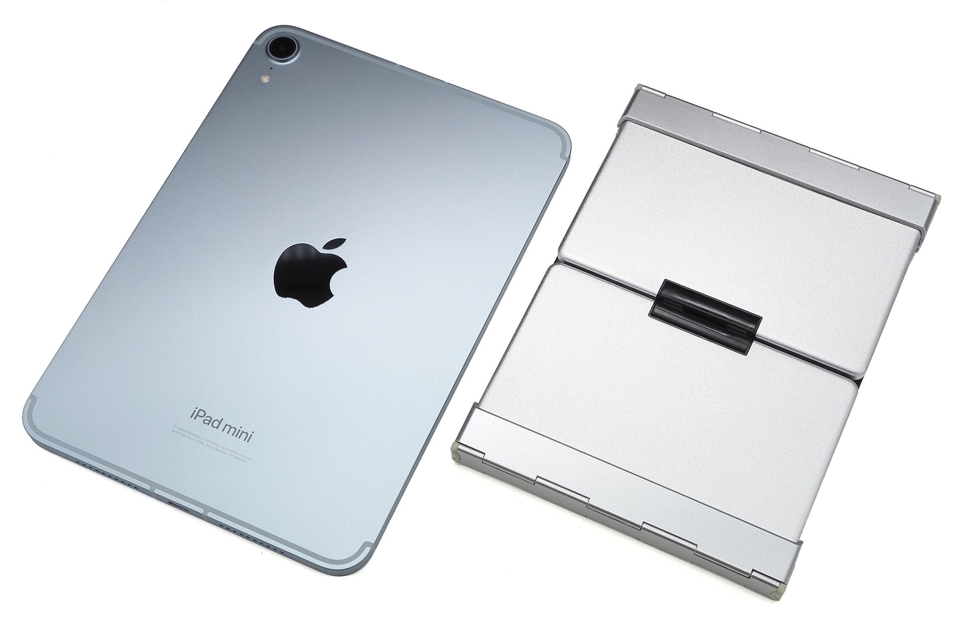 IC-BK20seを折りたたんだときの大きさは16.6×12×1.48cm。iPad miniより一回り小さいが、iPad miniよりは厚い。