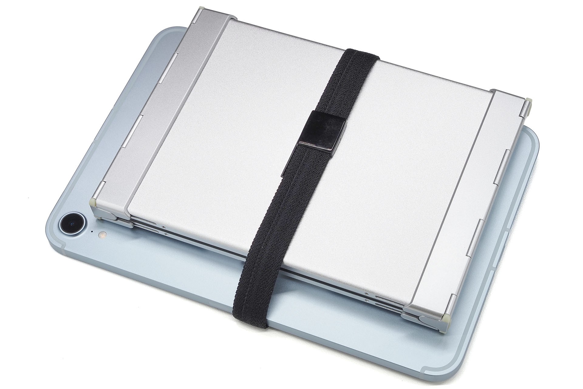 iPad miniとIC-BK20seを重ねてランチベルトでまとめた様子。ただしIC-BK20seのヒンジ部以外の外装（筐体）はアルミ製なので、iPad miniがハダカだと傷付きそう？　IC-BK20seには専用のポーチが付属するのでソレを使うといいかも。