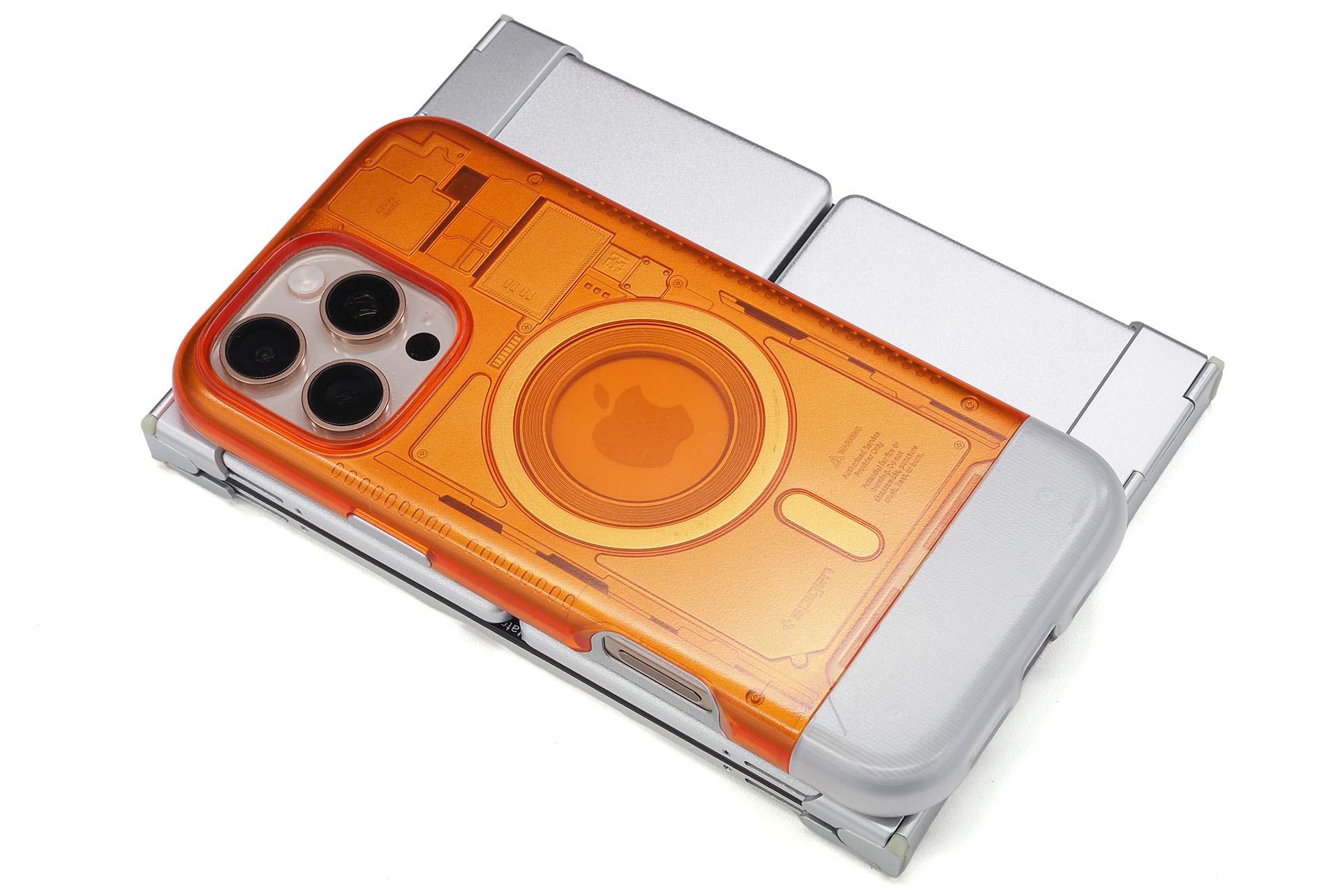 iPhone 16 Pro Maxと重ねた様子。6～7インチサイズのスマートフォンと組み合わせたときの携帯性も良好だ。