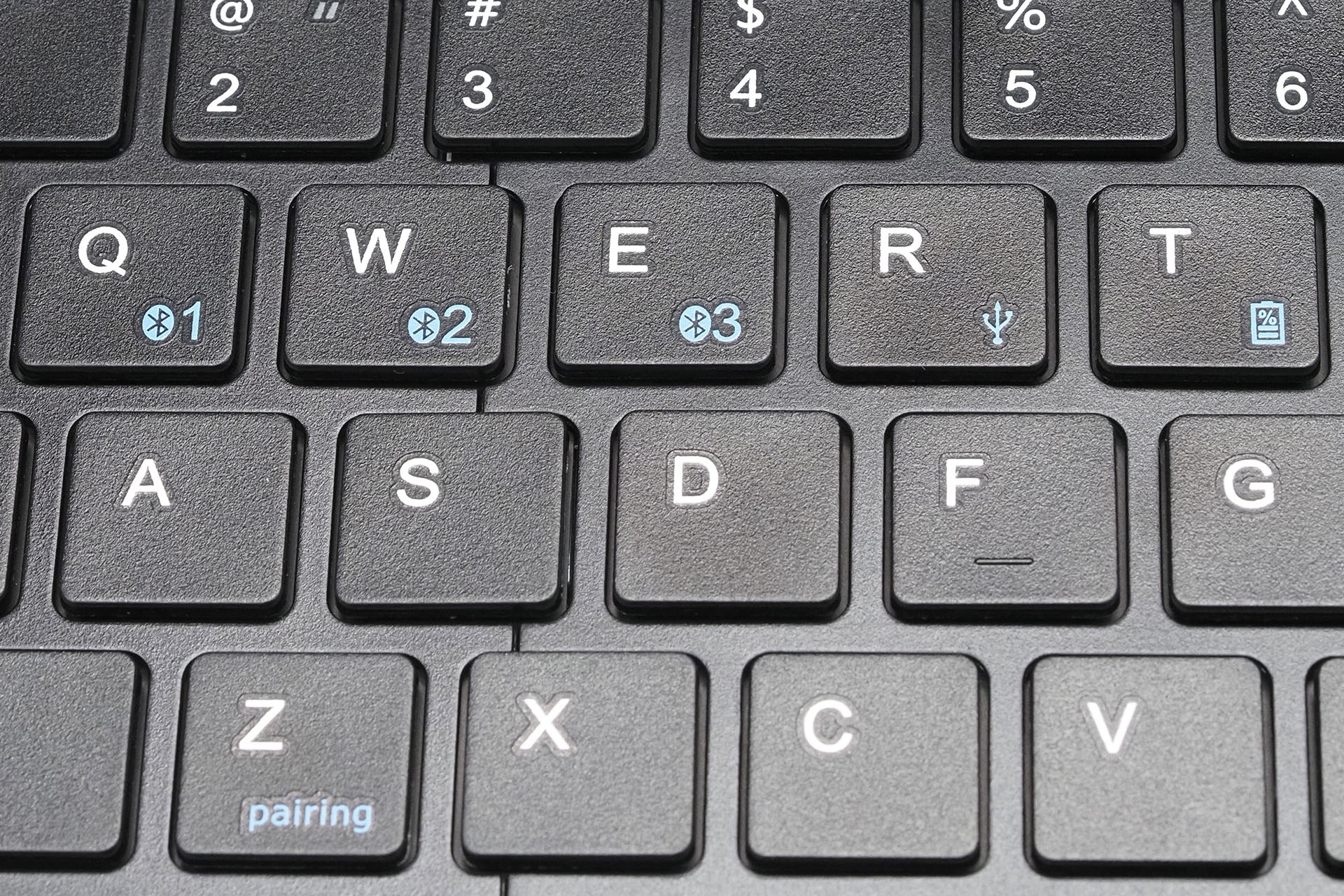 fnキーとQ／W／Eキーの（どれかと）同時押しでBluetooth接続先を切り換えられる。また、fnキーとRキーの同時押しでキーボードを有線接続モードに移行できる。