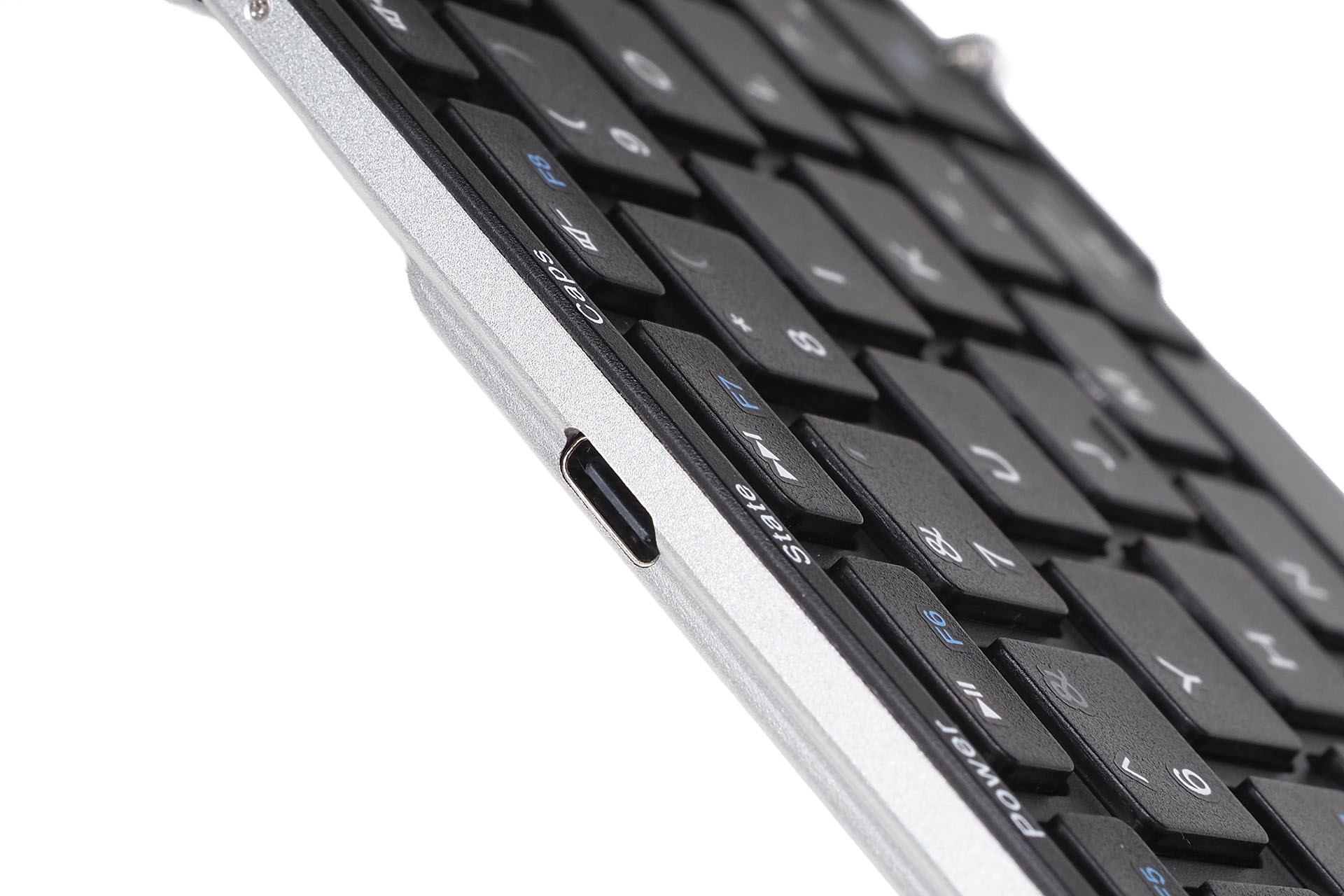 充電・接続のためのUSBポートはUSB Type-C。ちなみにiCleverブランドのキーボードなどは同じ製品でもアップデートが繰り返されており、たとえばIC-BK20seの少し前のロットのUSBポートはUSB Micro-Bだったそうだ。