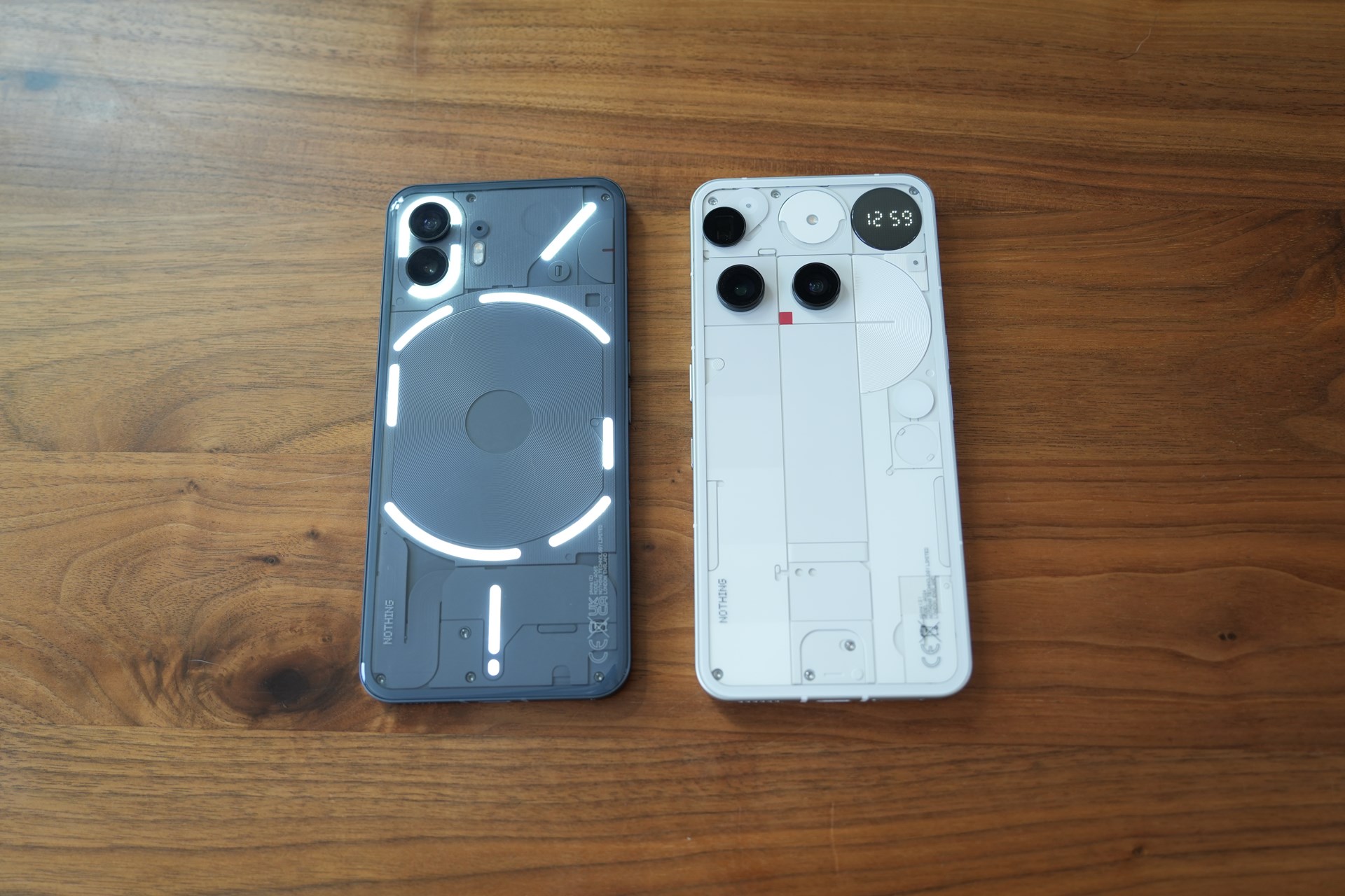 左がPhone(2)、右がPhone(3)。背面パネルに搭載されていた白色LEDがなくなり、489個の小さなLEDで構成されるGlyphマトリックスが搭載された