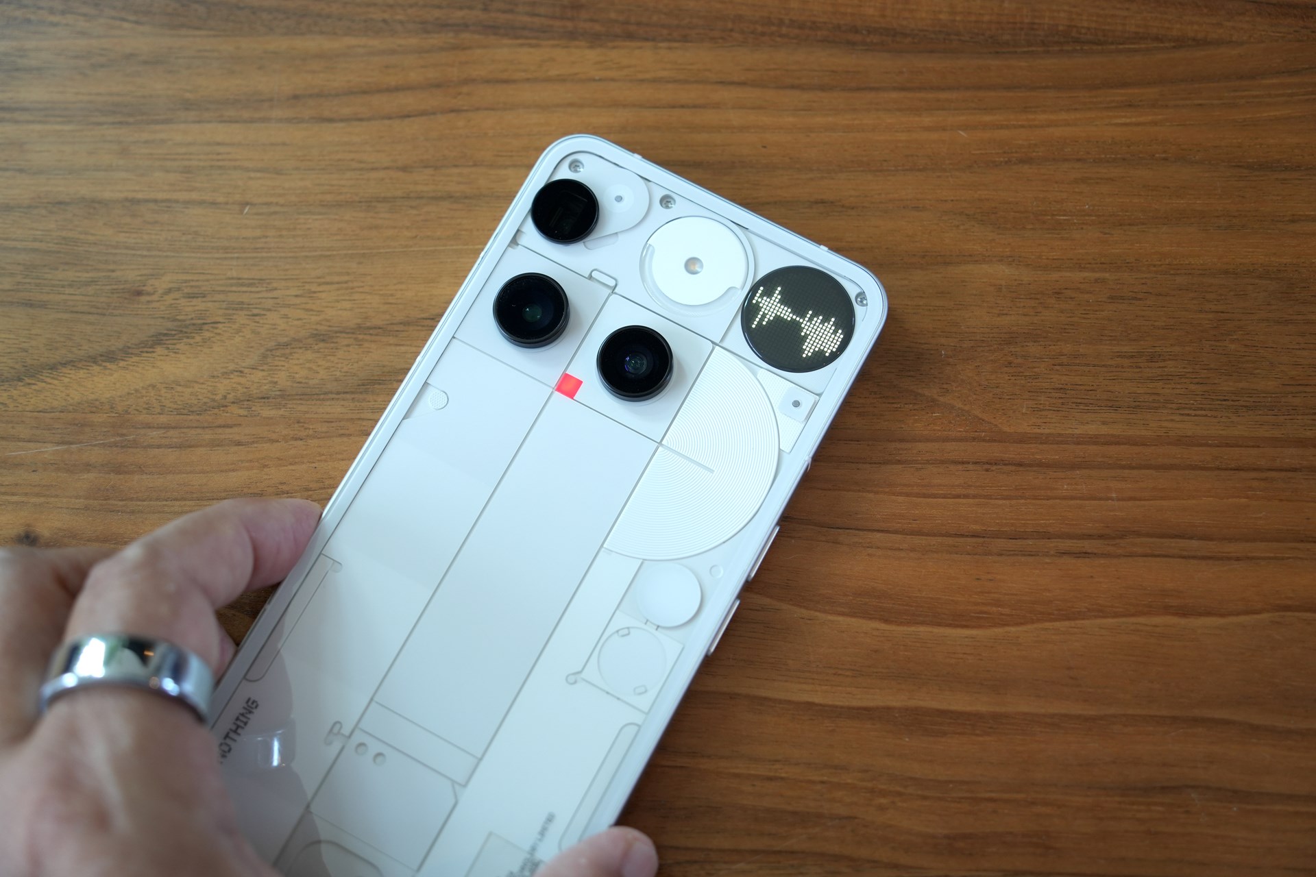 裏向きにした状態でEssentialキーを長押しするとボイスレコーダーが起動。録音中の音声の波形がGlyphマトリックスに表示される
