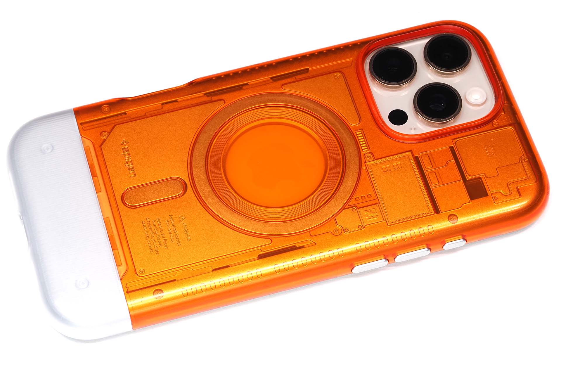 使用中のiPhone 16 Pro Max。コズミックオレンジっぽいカバーを装着している。モノはSpigen（シュピゲン）の「Classic C1（MagFit）」で、カラーはタンジェリンだ。