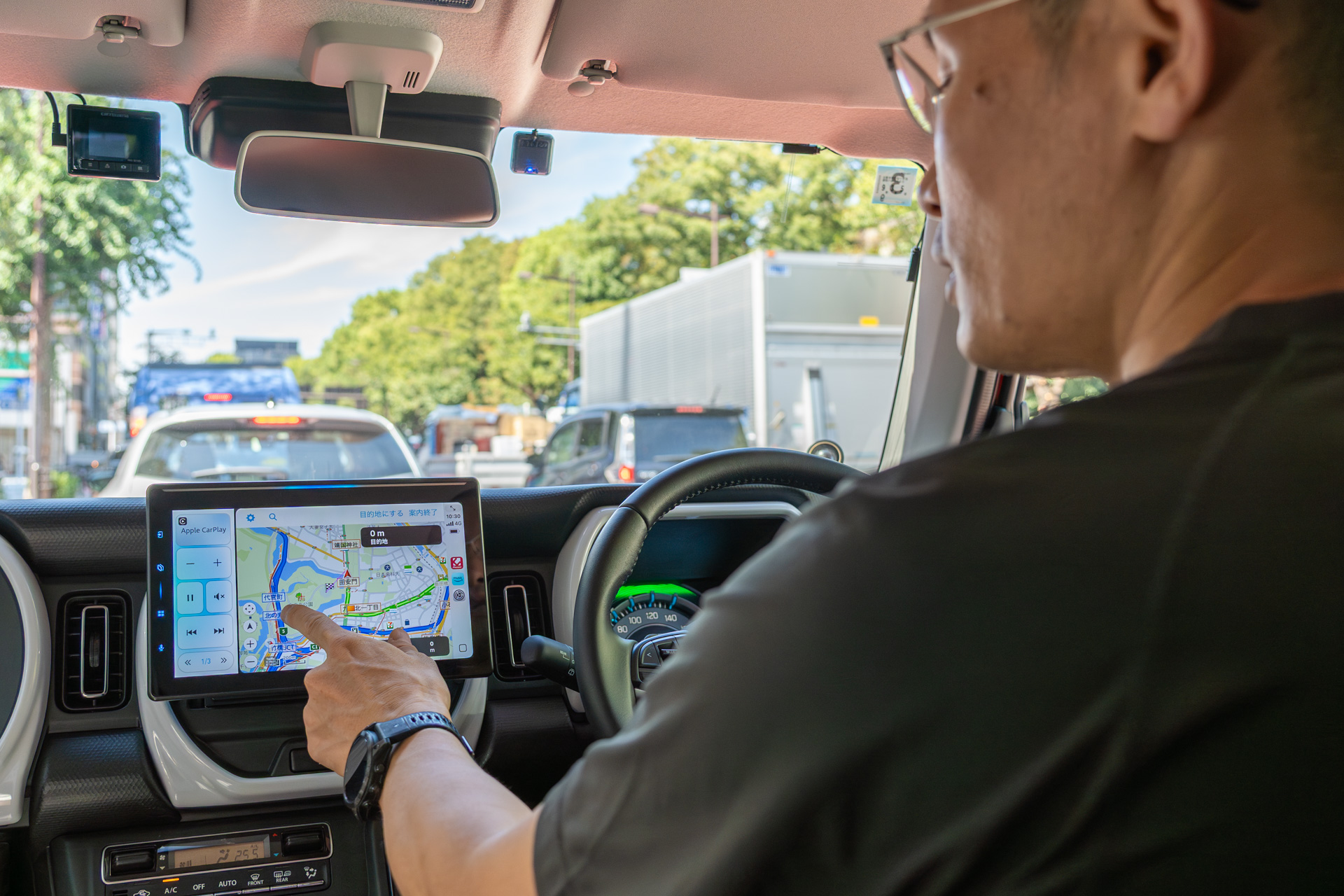 スマホは脇に置いておいてもいいが、アプリによってはスマホ側から操作することもできる。助手席の人に任せよう