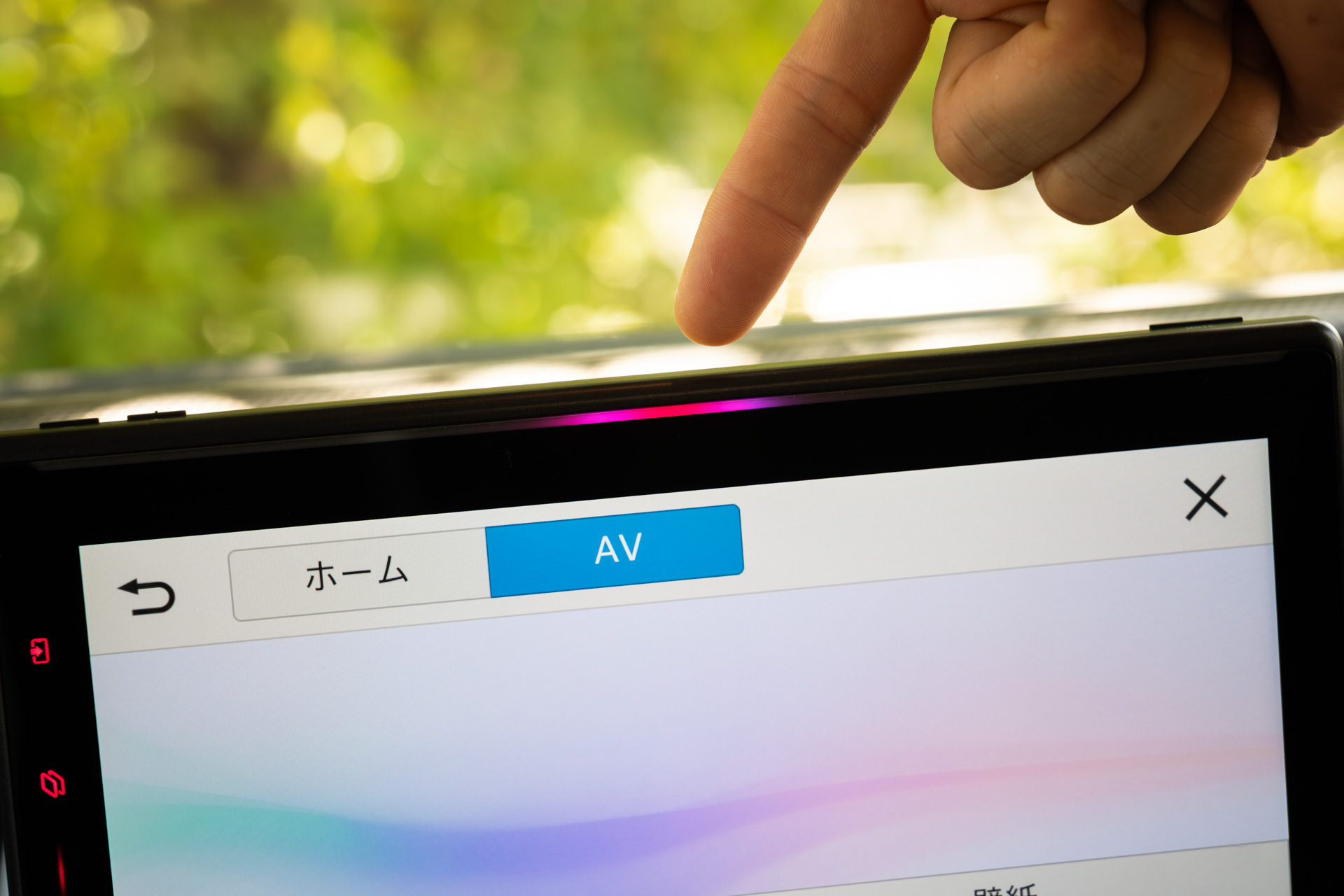 サウンドの強弱などに応じて明滅する「ルミナスバー」を上部ベゼルに搭載