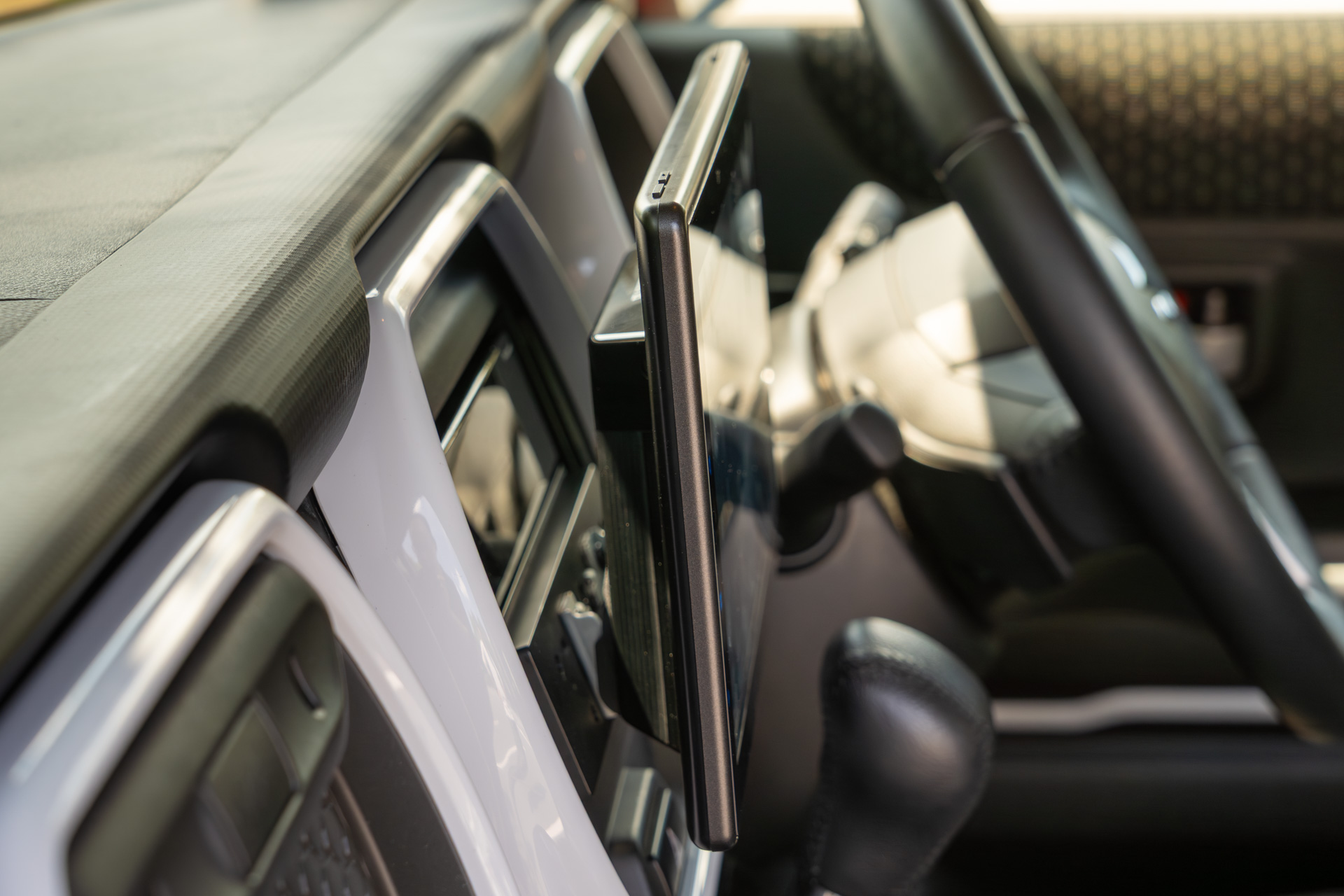 走行中の振動でフローティング部がブレたりしないように十分な剛性をもっている