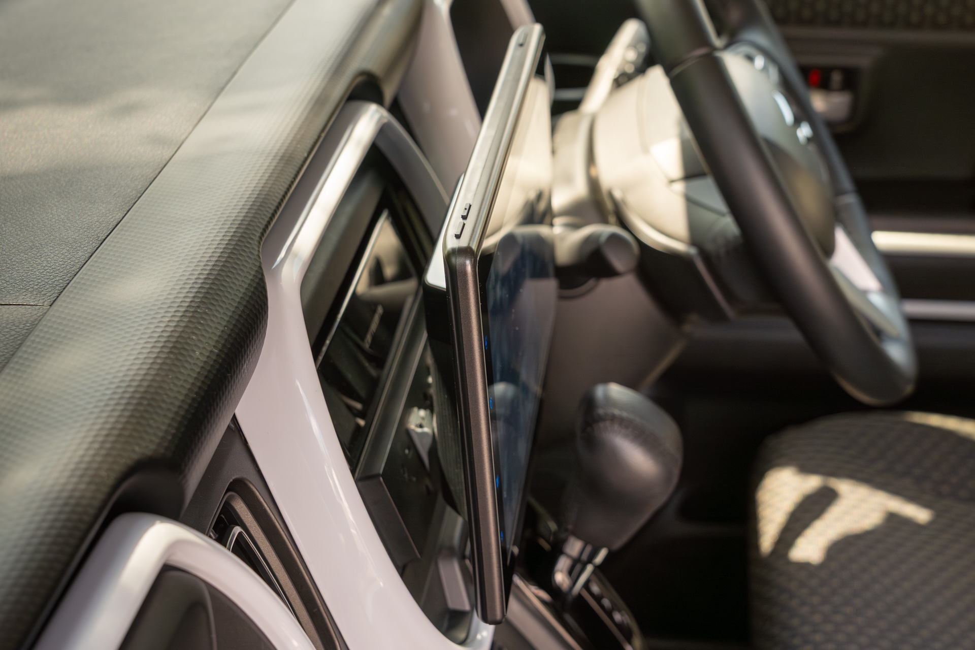 本体ユニット部は1DINサイズ。その前に大型ディスプレイが浮かび上がるように取り付けられている