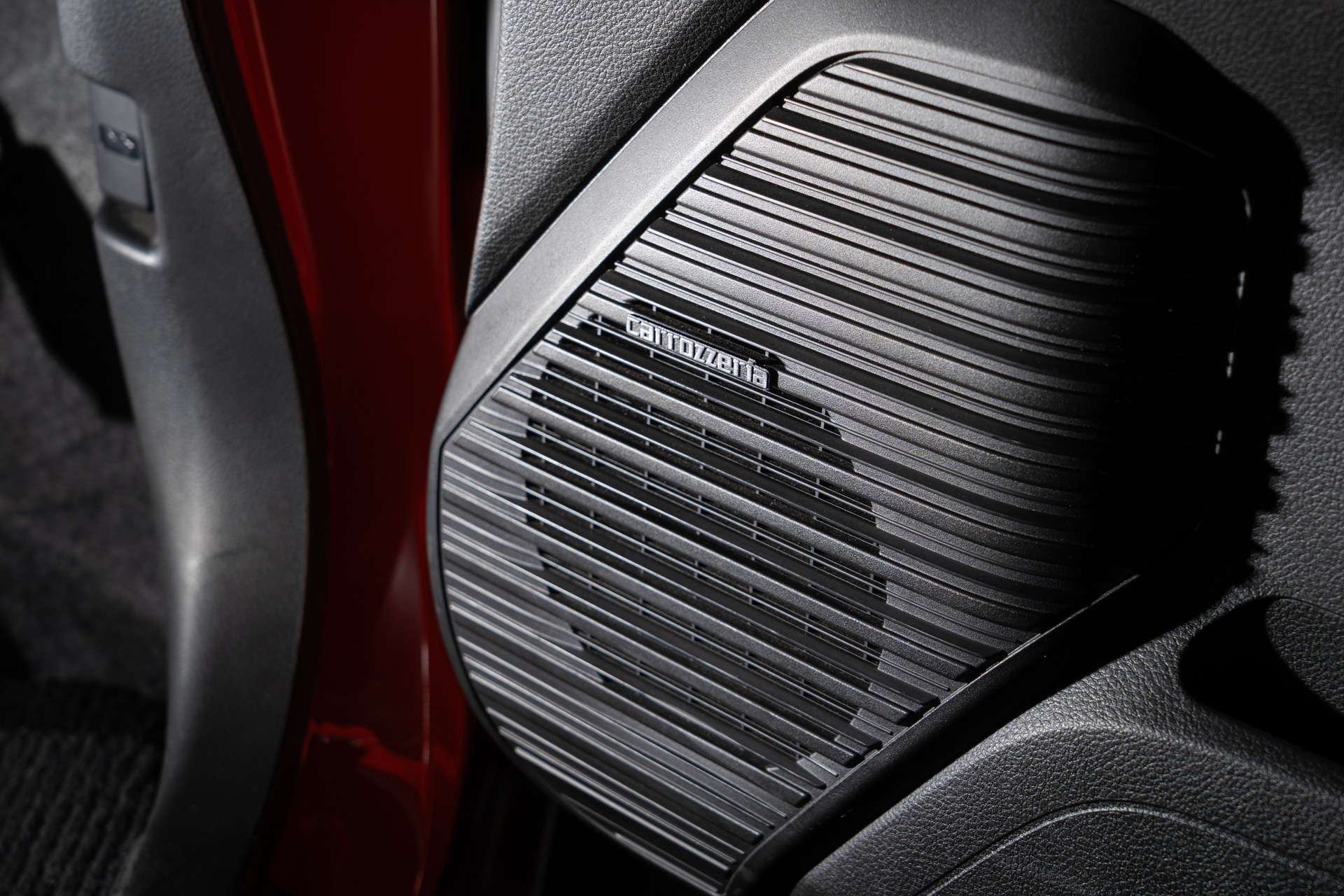 ウーファーは足元のドア付近に埋め込まれている