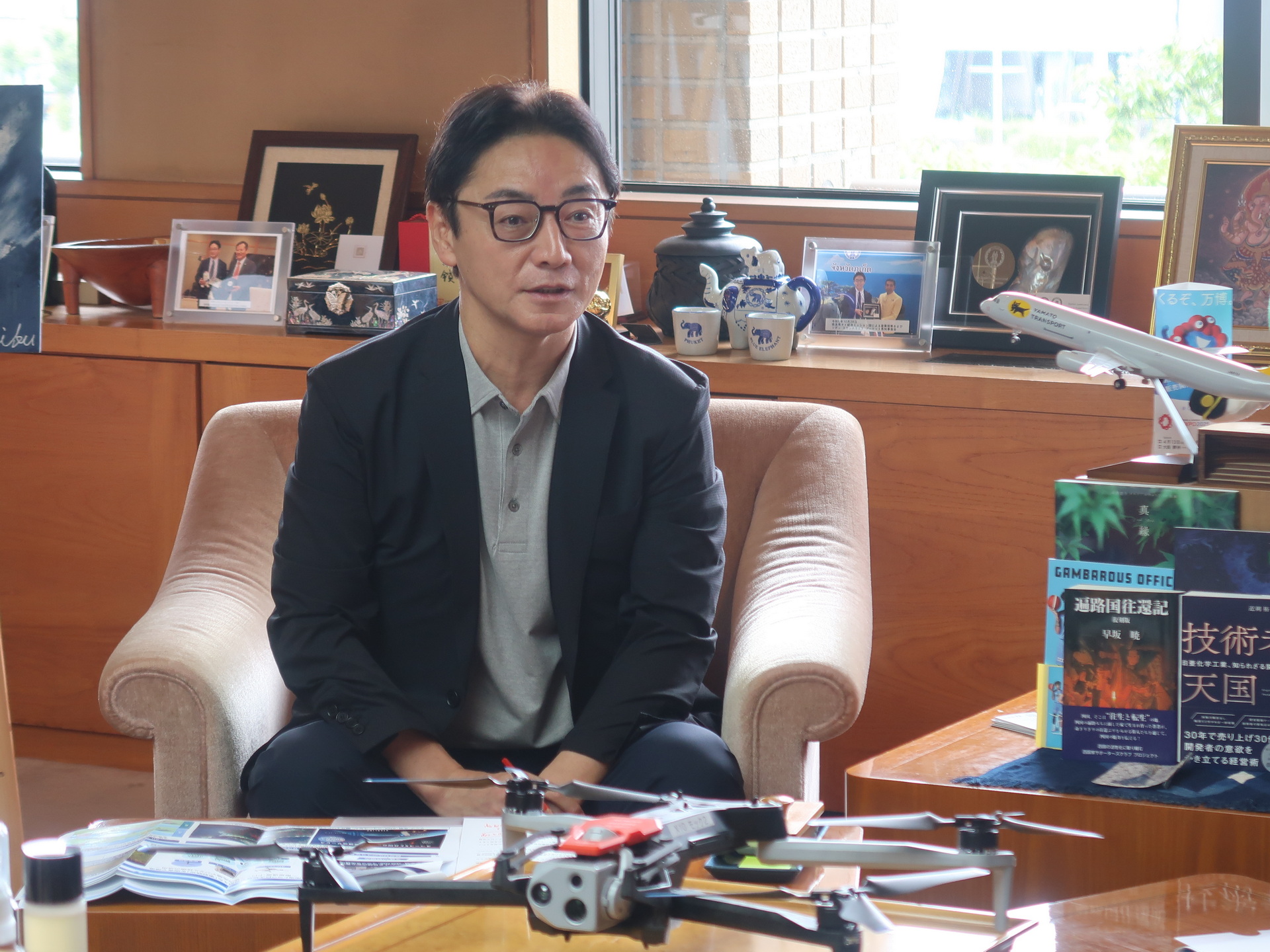 AIドローンやStarlinkについて、熱心に質問する後藤田知事