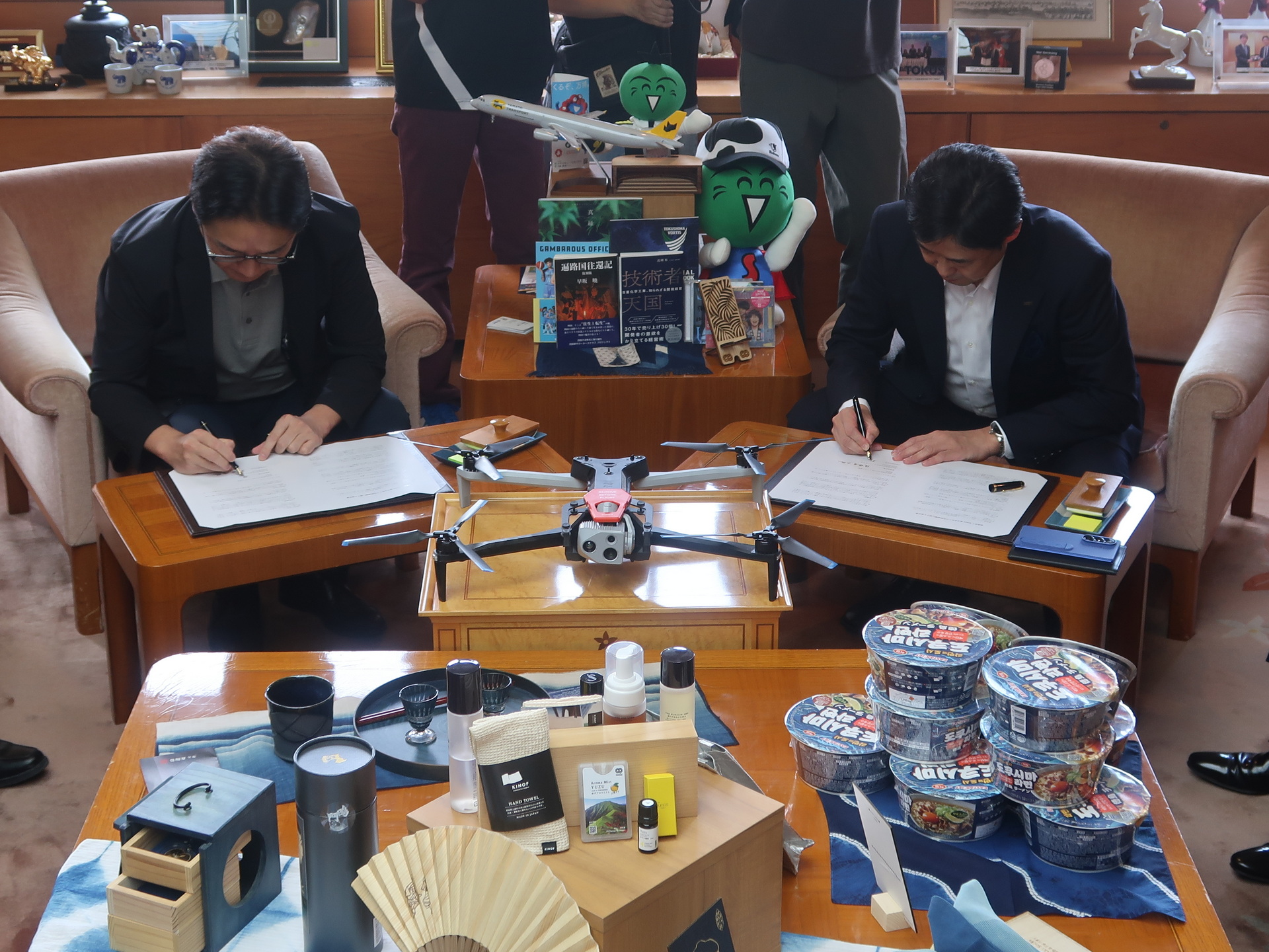 締結式は徳島県の特産品が並ぶ知事の執務室で行われた。締結式後には出席した関係者やメディアのスタッフに、特産品を熱心にアピールする一幕も