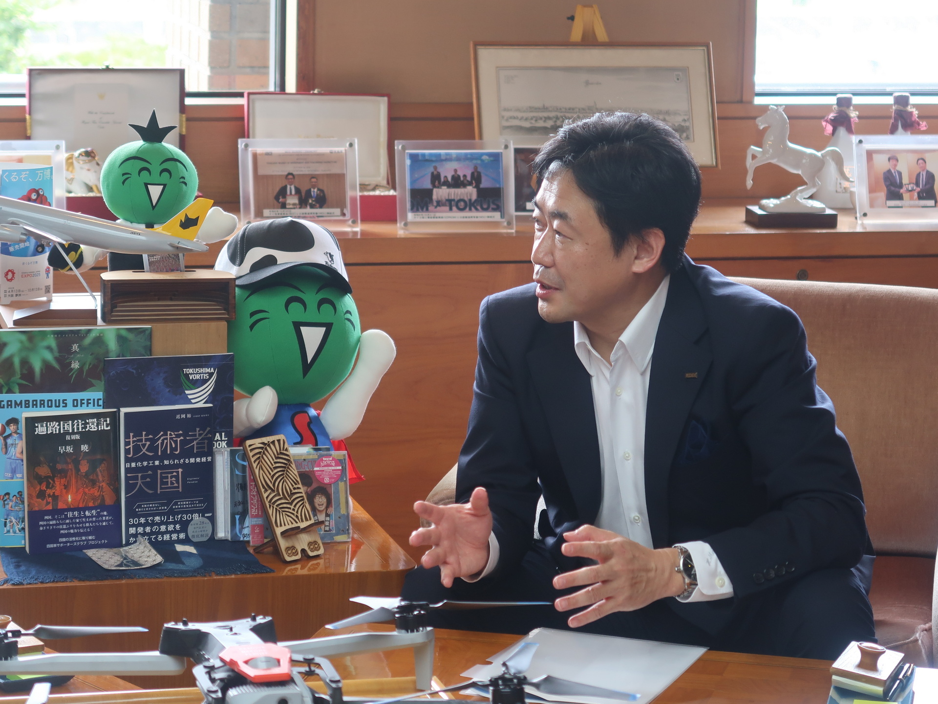 AIドローンを前に、KDDIとしての取り組みを説明する松田社長