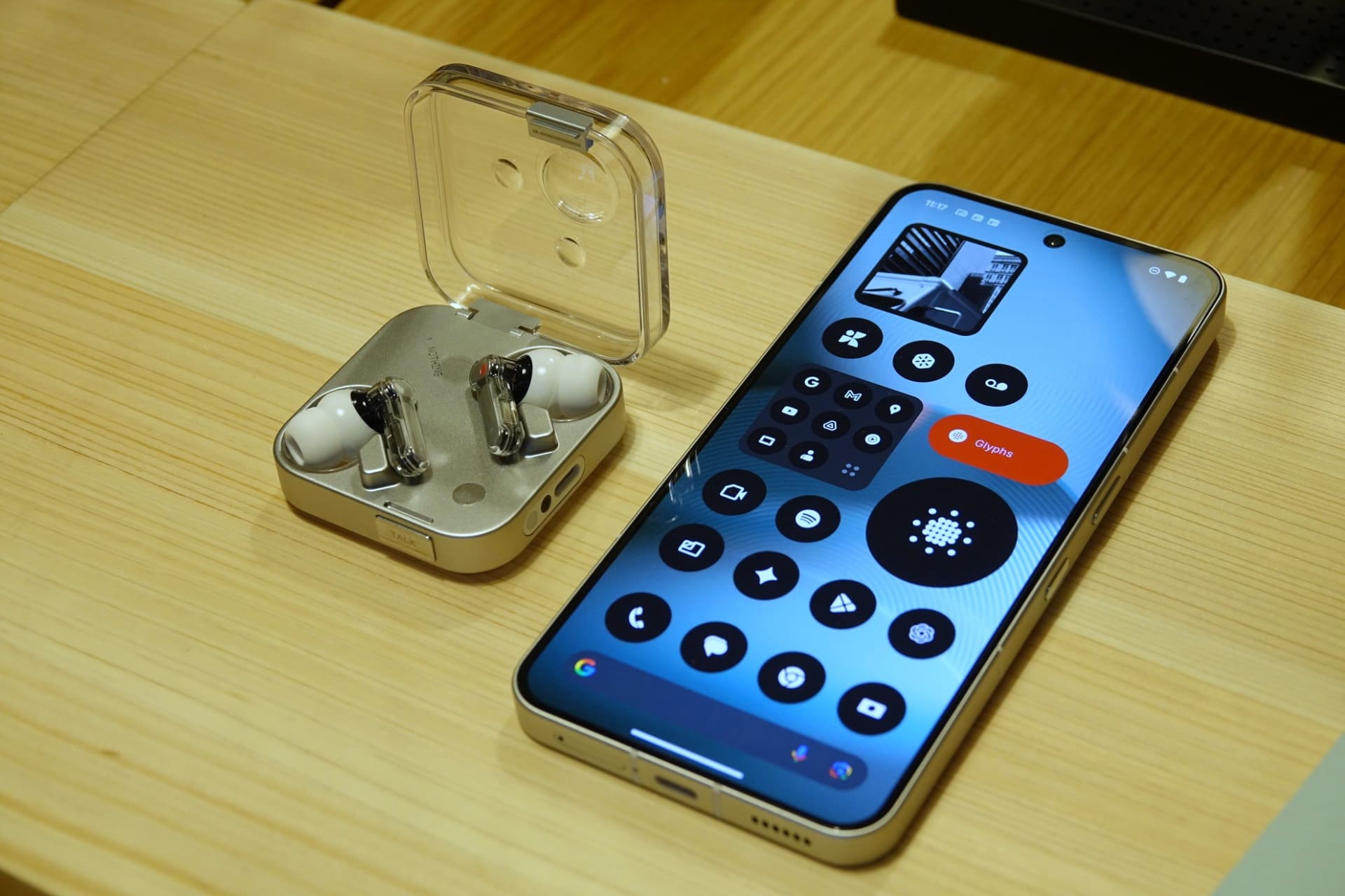 Nothingから「Ear(3)」が発売（左）