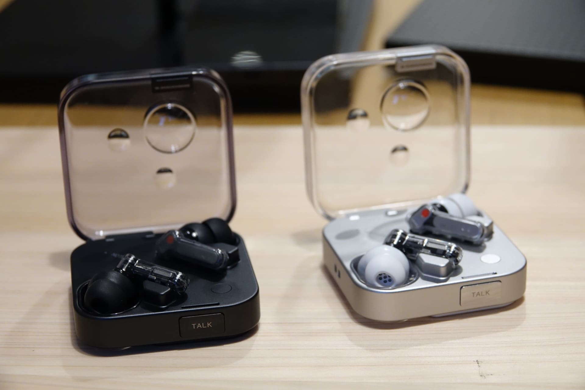 ブラックとホワイトの2色展開