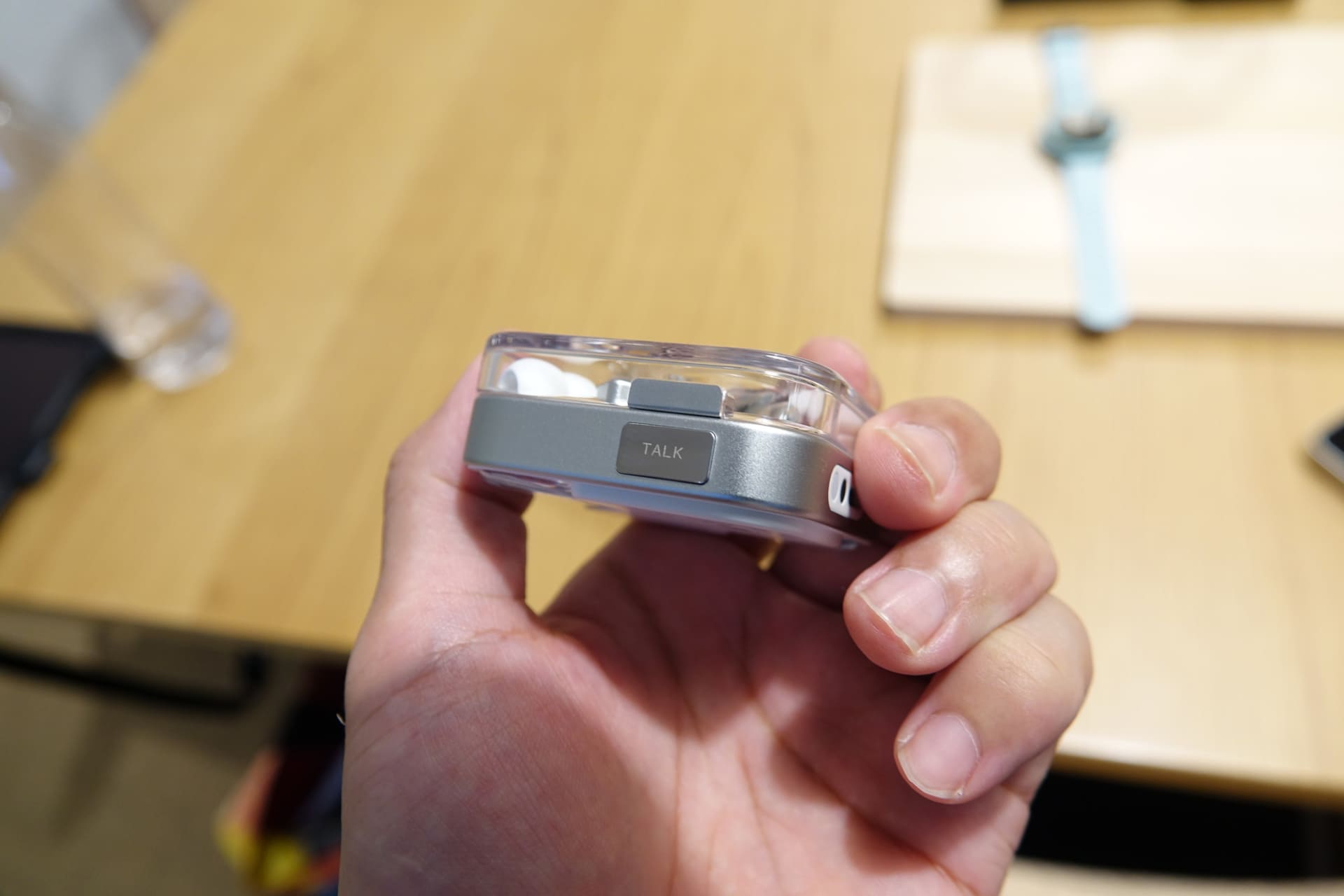 TALKボタン（左）とマイク（右）