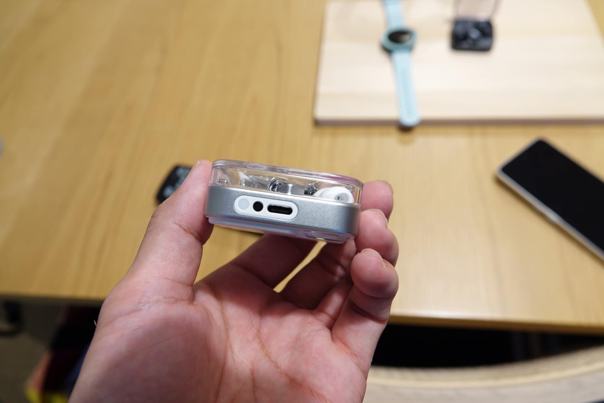 TALKボタン（左）とマイク（右）