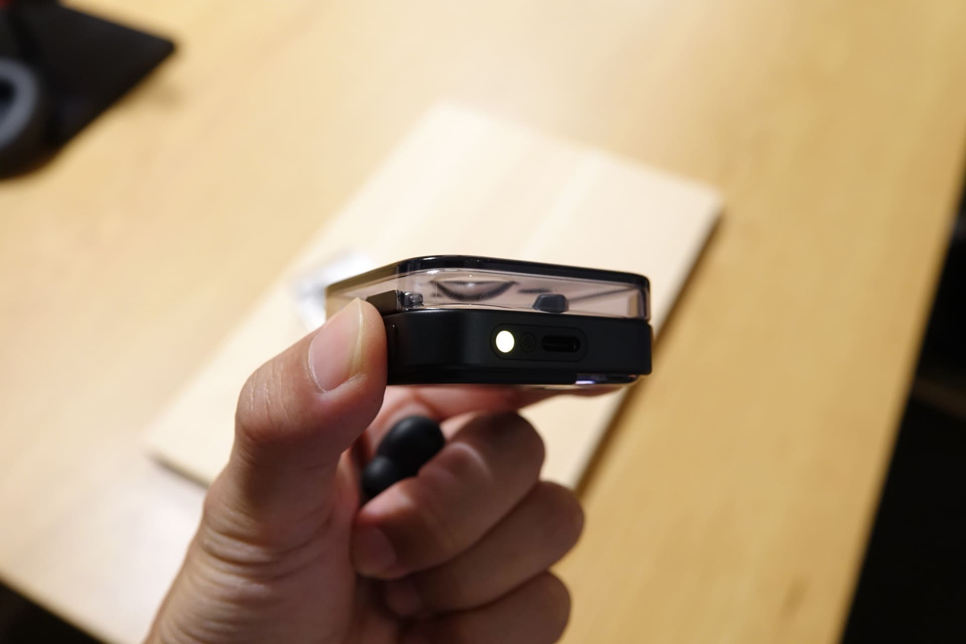 押しっぱなしにすると明るめのオレンジ色（左）、2度押しのホールド状態では緑色（右）のランプが点灯