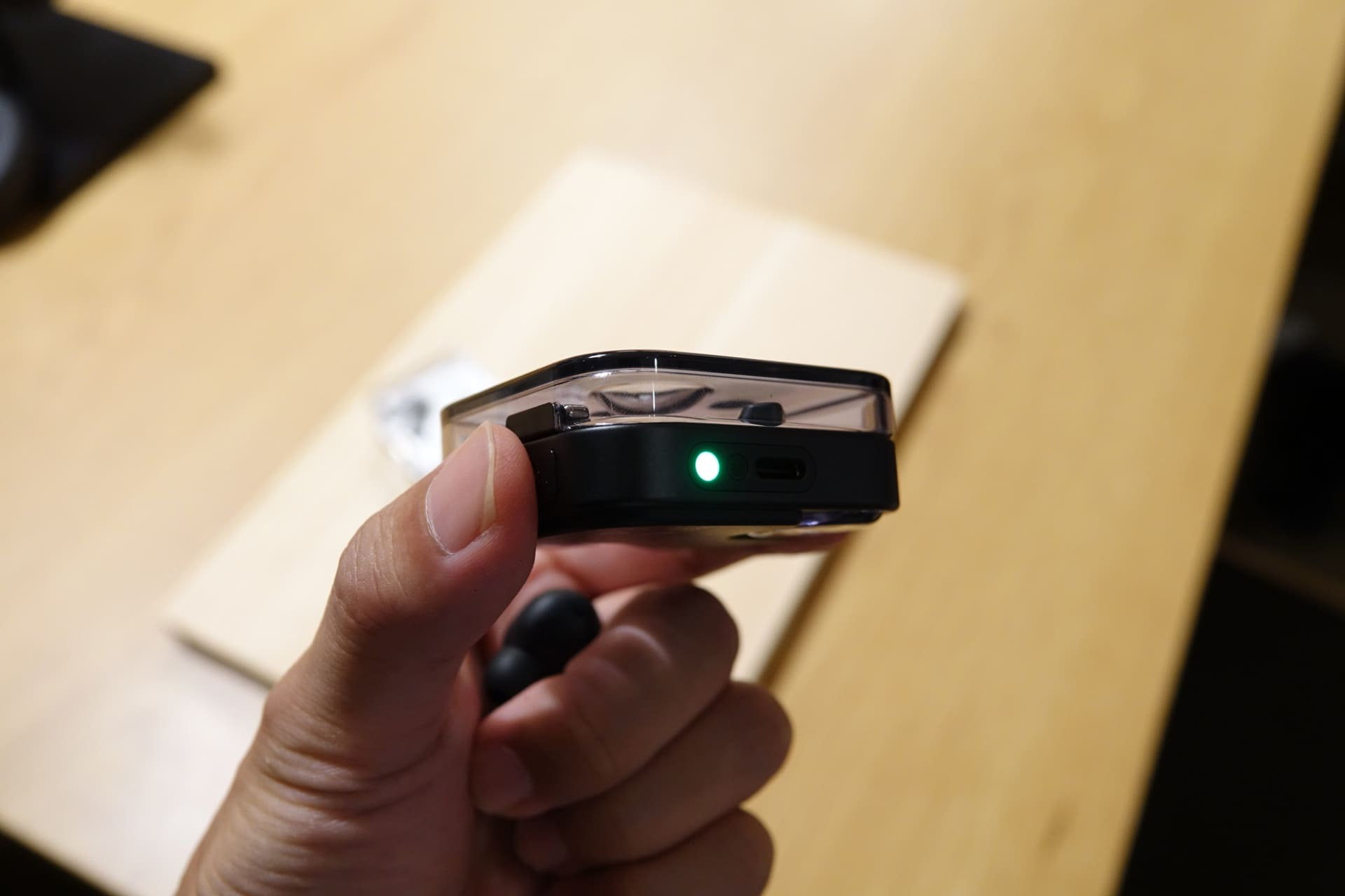 押しっぱなしにすると明るめのオレンジ色（左）、2度押しのホールド状態では緑色（右）のランプが点灯