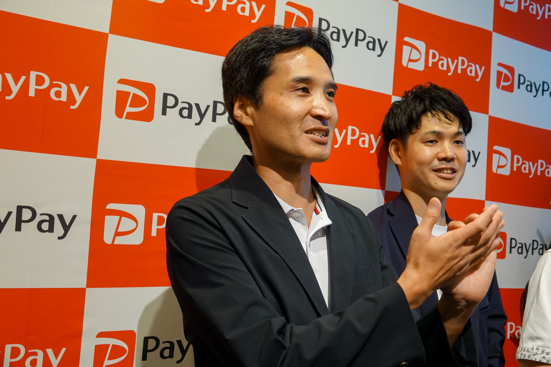 囲み取材に対応する柳瀬氏