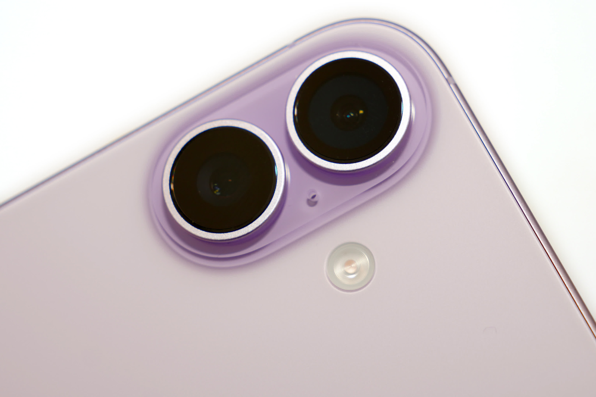 カメラは2眼のままで望遠は非搭載だが、超広角カメラが4800万画素に上がって画質が向上した