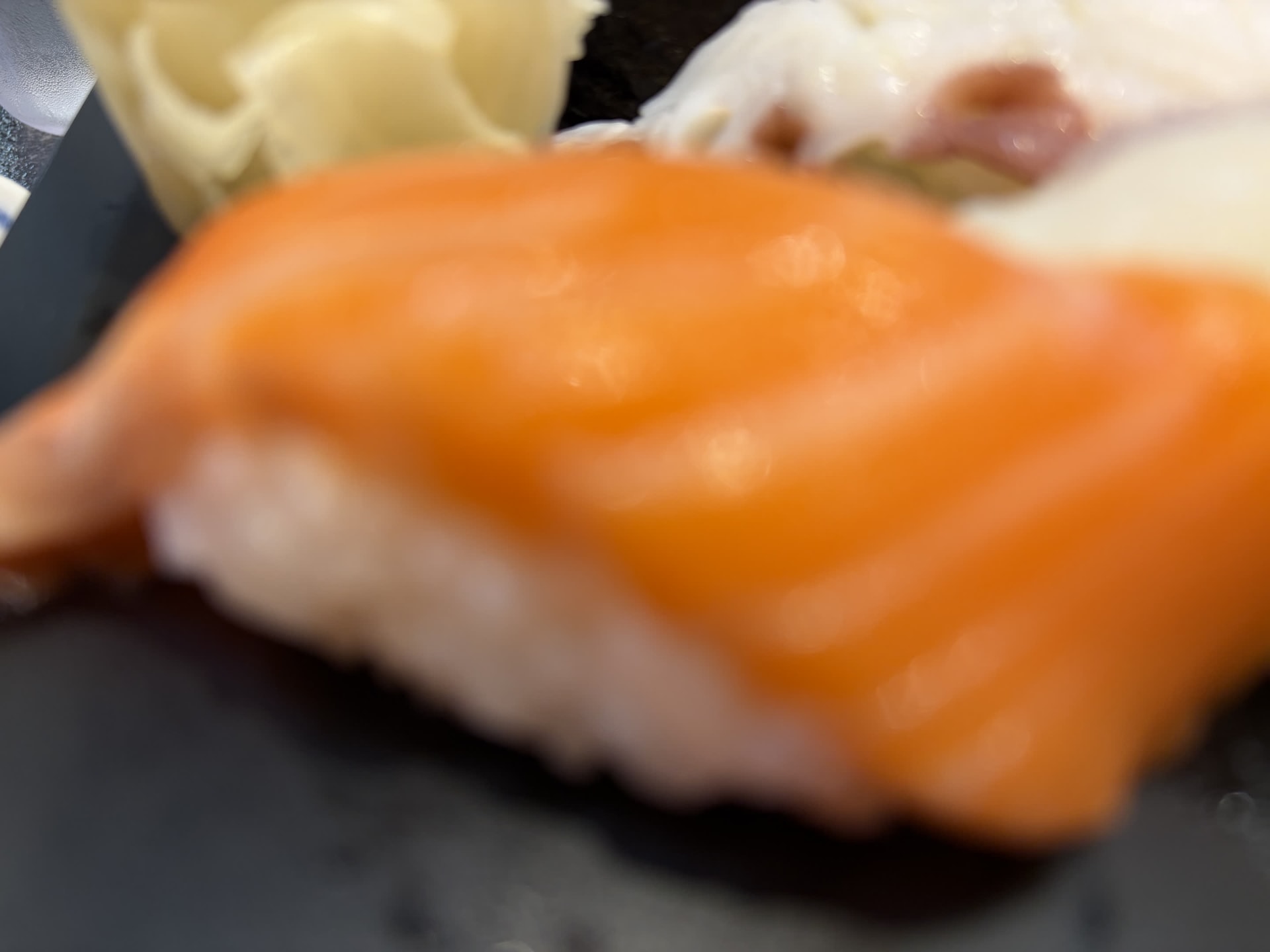 iPhone Airで同じ写真を撮ろうとすると広角カメラで寄らざるを得ず、ピントが合わなくなってしまう