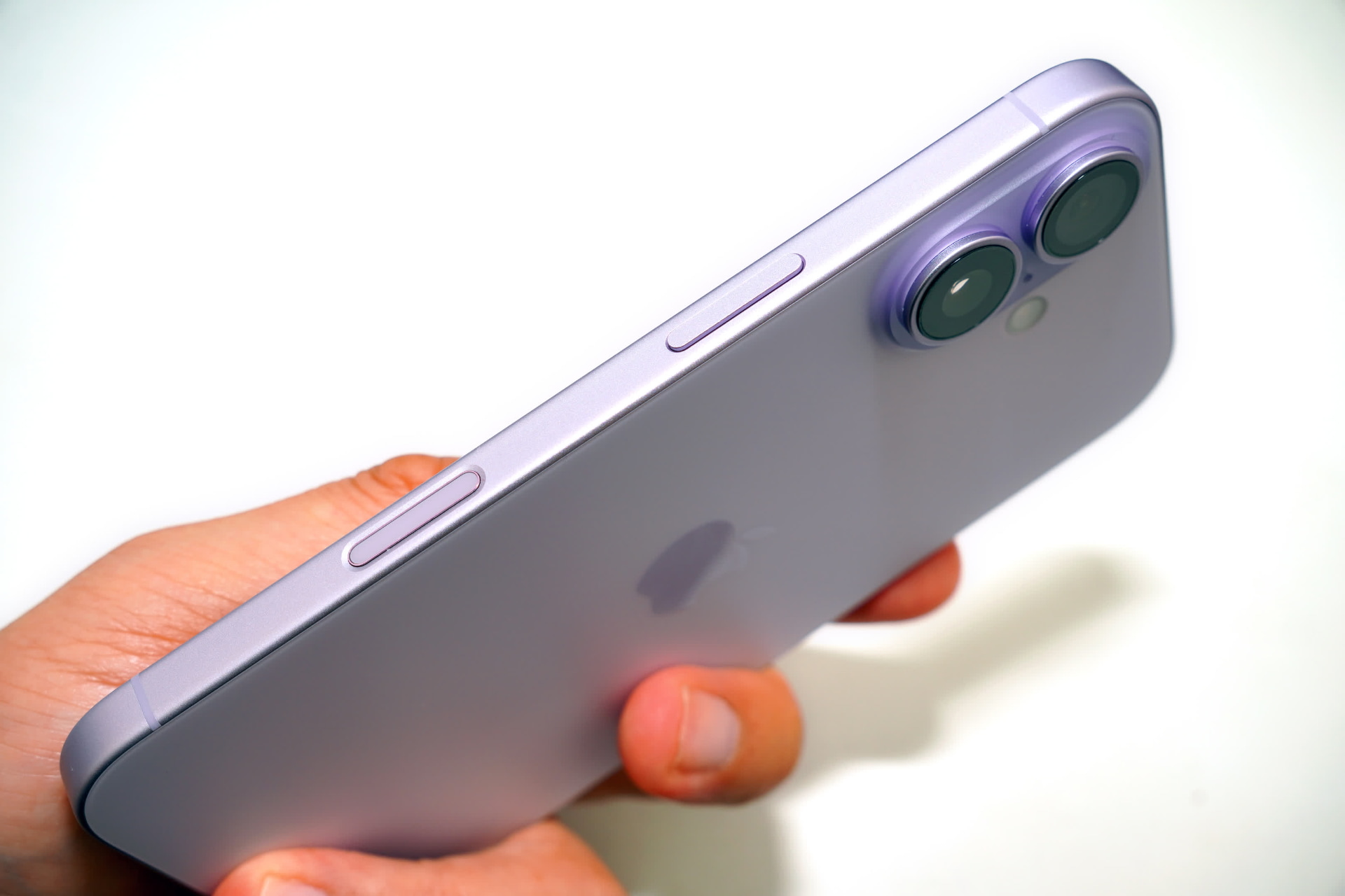 フレーム部分や背面処理は、iPhone 16を踏襲している