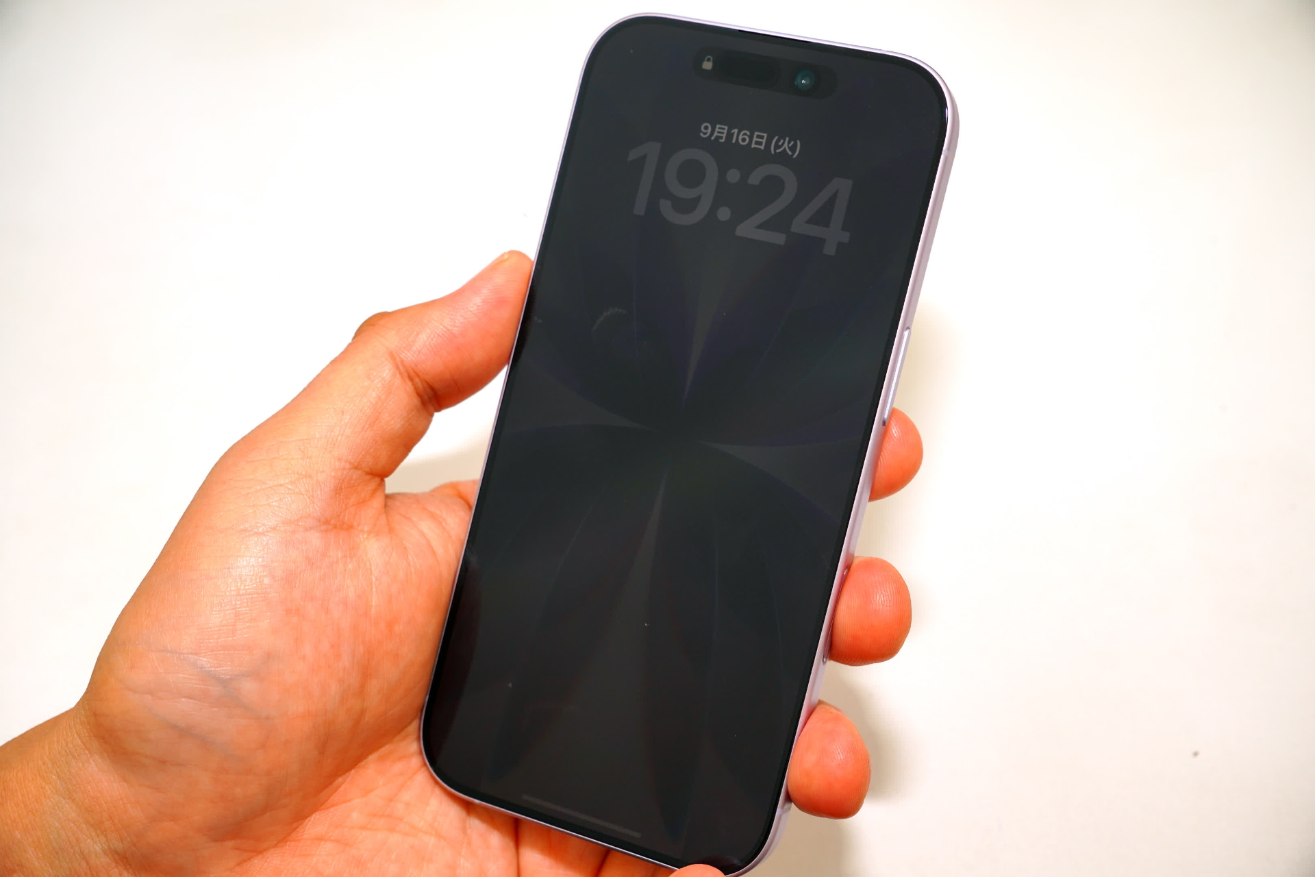 ディスプレイを消灯したまま、各種情報を確認できて便利だ